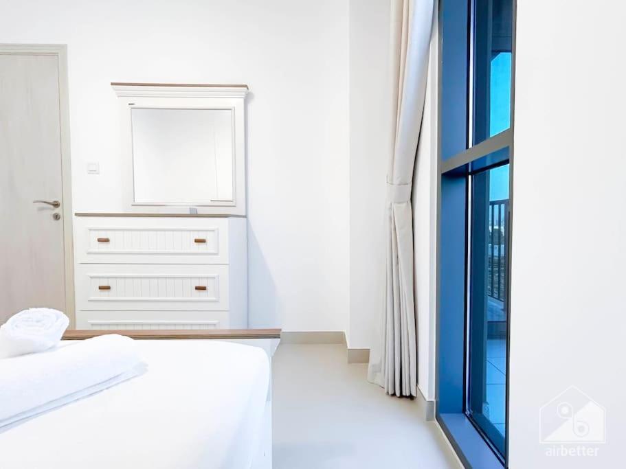 Apartment Luxurious 1br With Balcony In Production