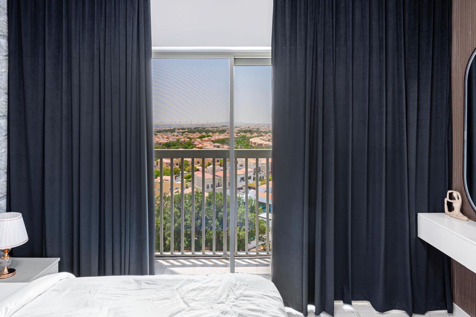Sleek & Spacious In Dubailand Daire *