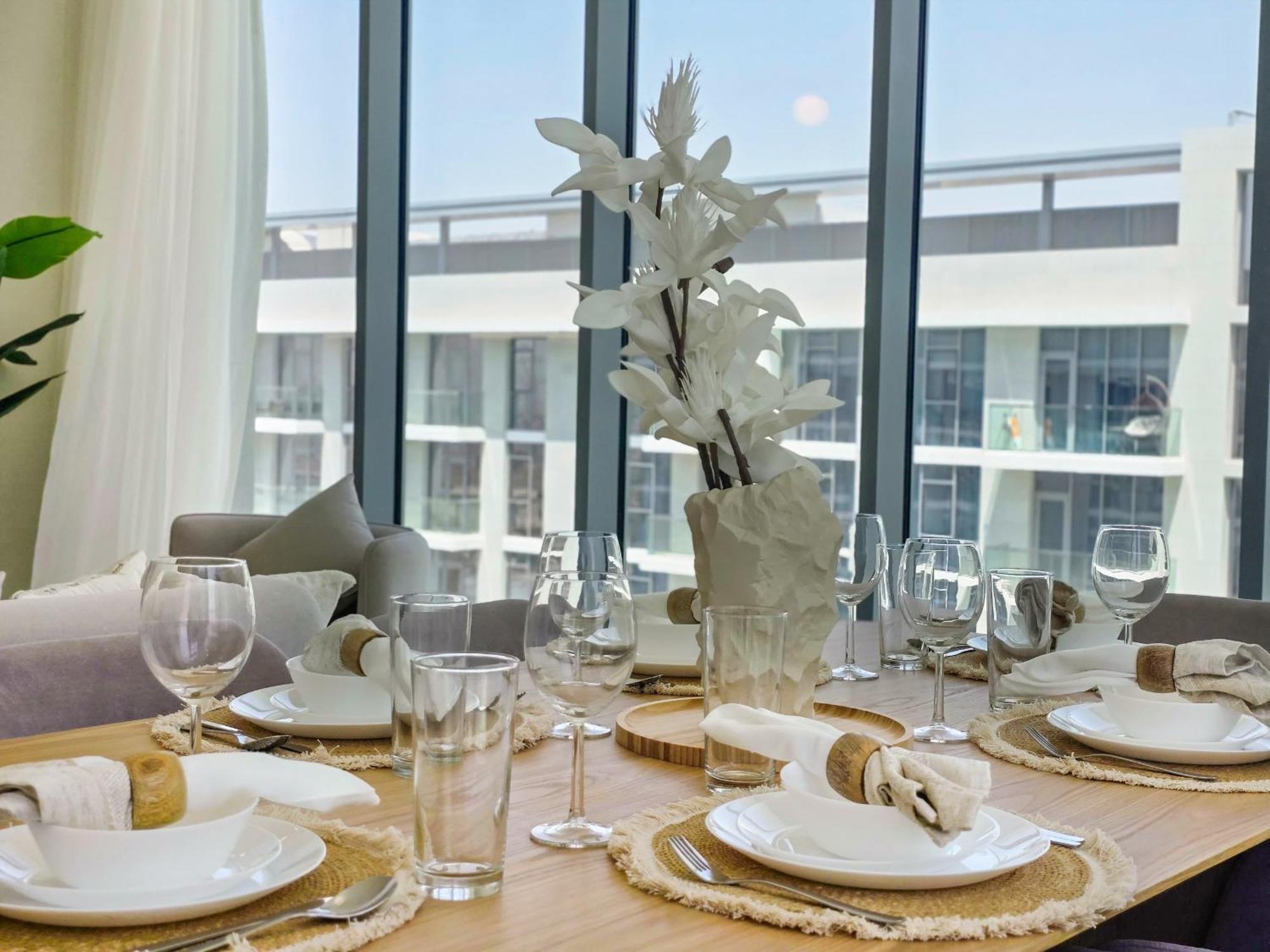 Easygo-luxury 2br & Maids With Lagoon View Dubai