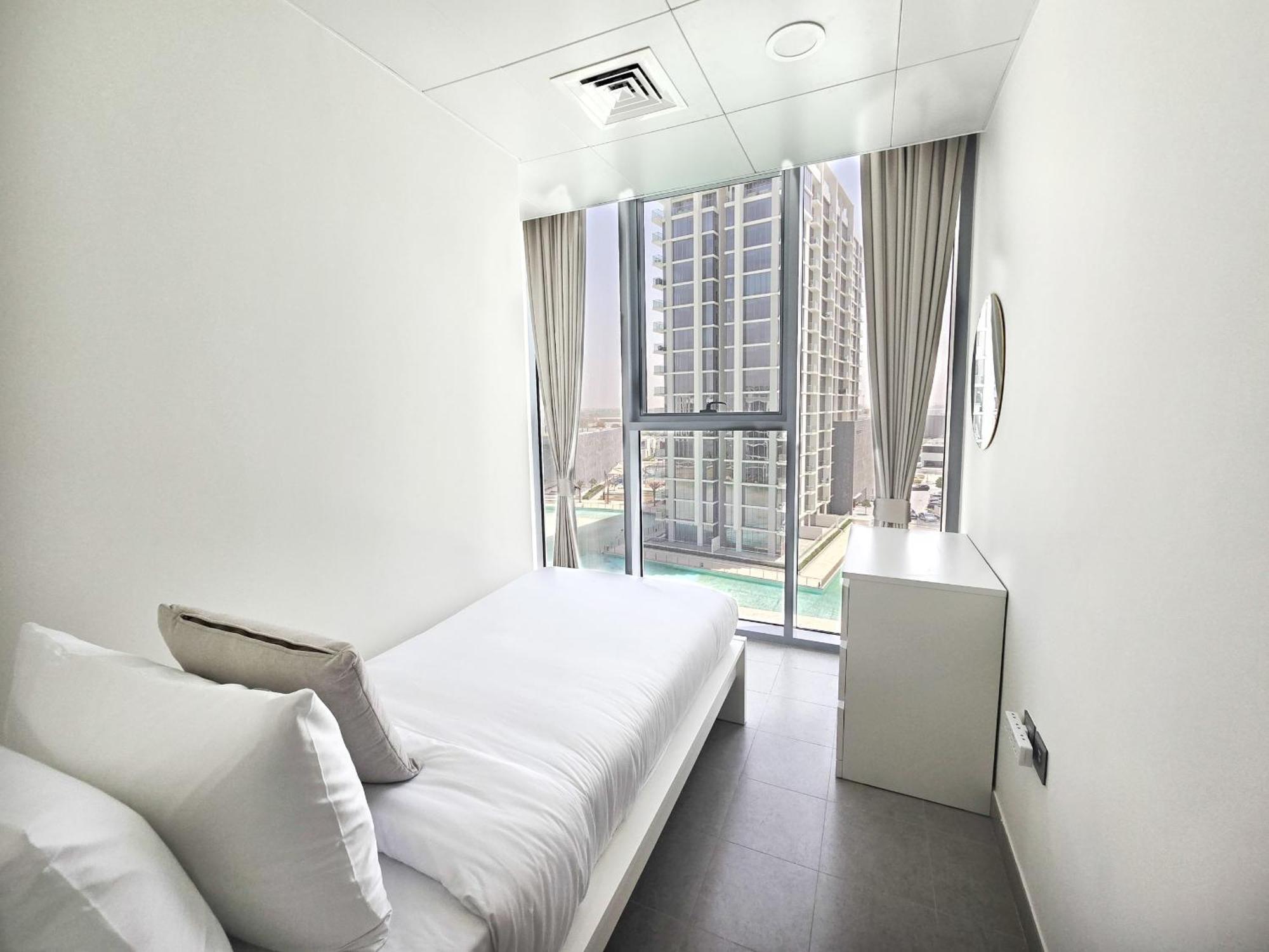 Easygo-luxury 2br & Maids With Lagoon View * Dubai
