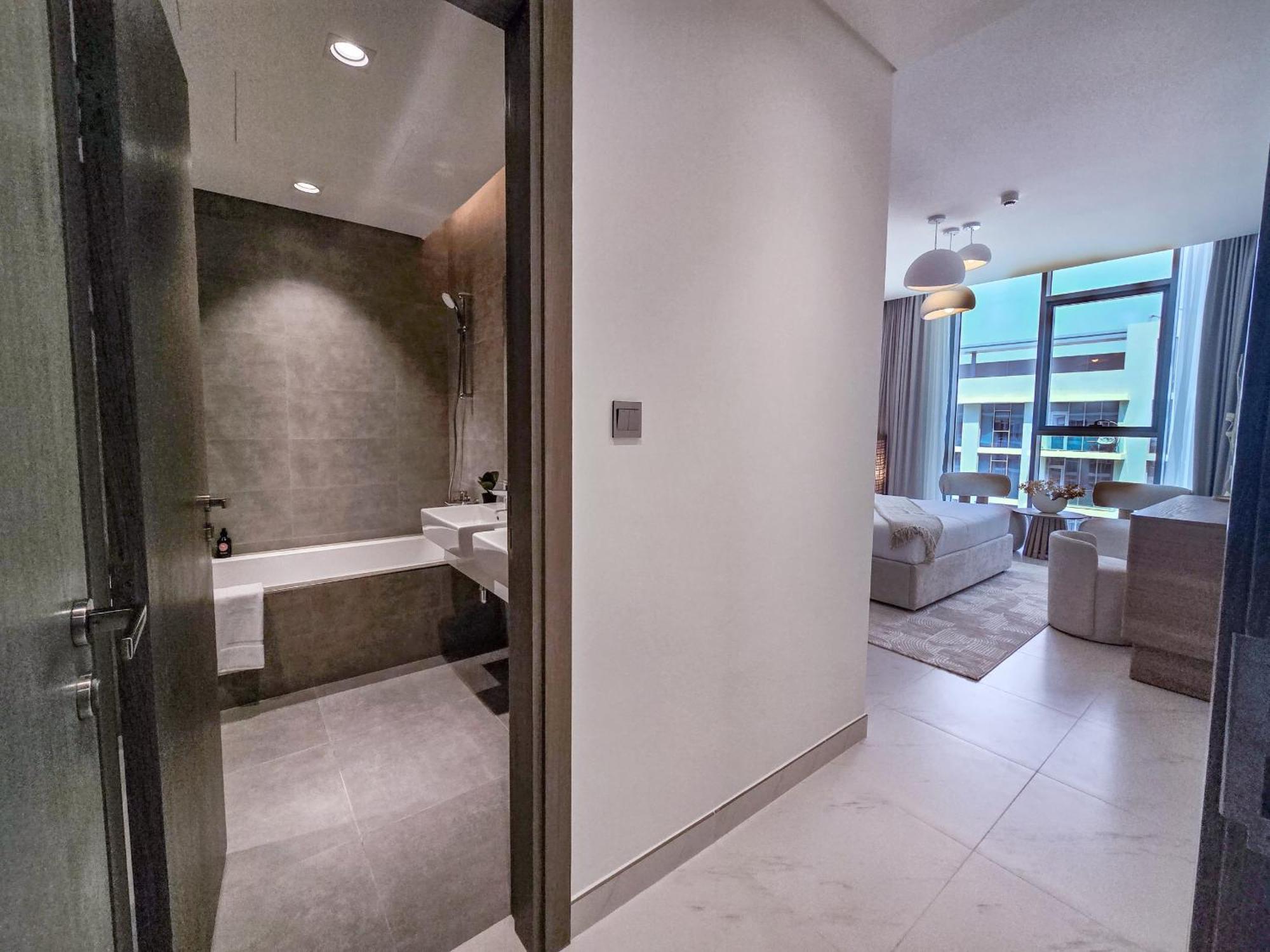 Easygo-luxury 2br & Maids With Lagoon View Apartment