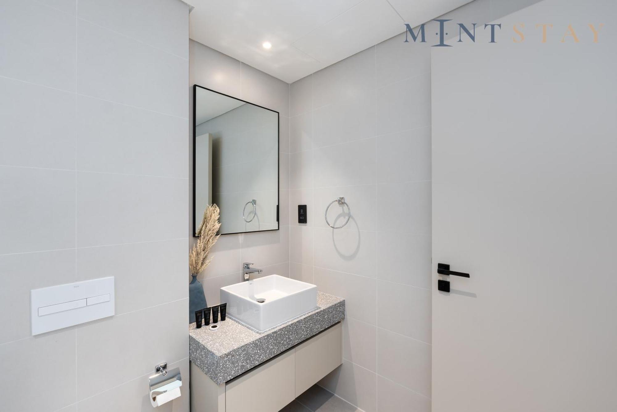 Marina Vista 2, Emaar Beachfront - Mint *