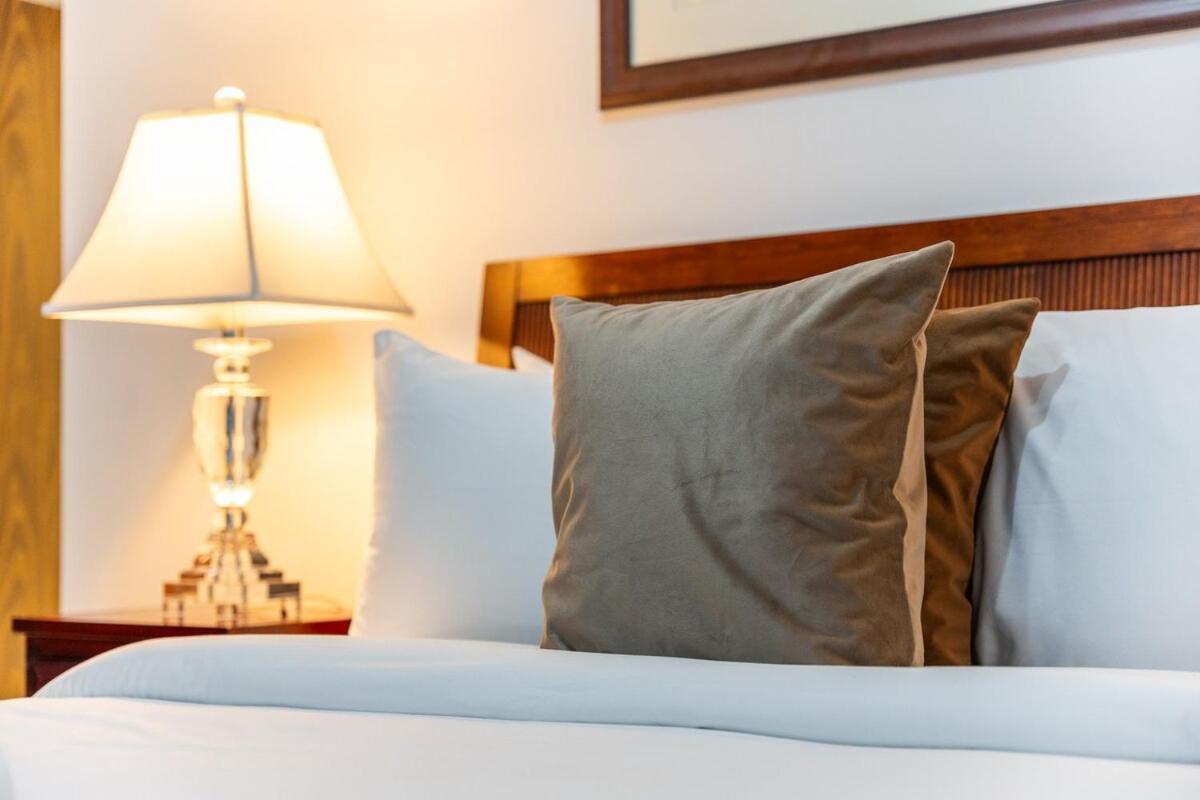 Classy 2-bedrooms With Vintage-inspired Furniture At Executive Tower M! Apartment