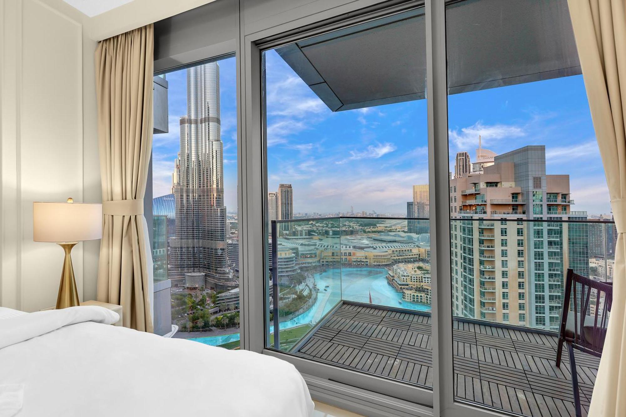 Luxury 3br With Burj Khalifa Views, Pool, Gym, And Free Parking