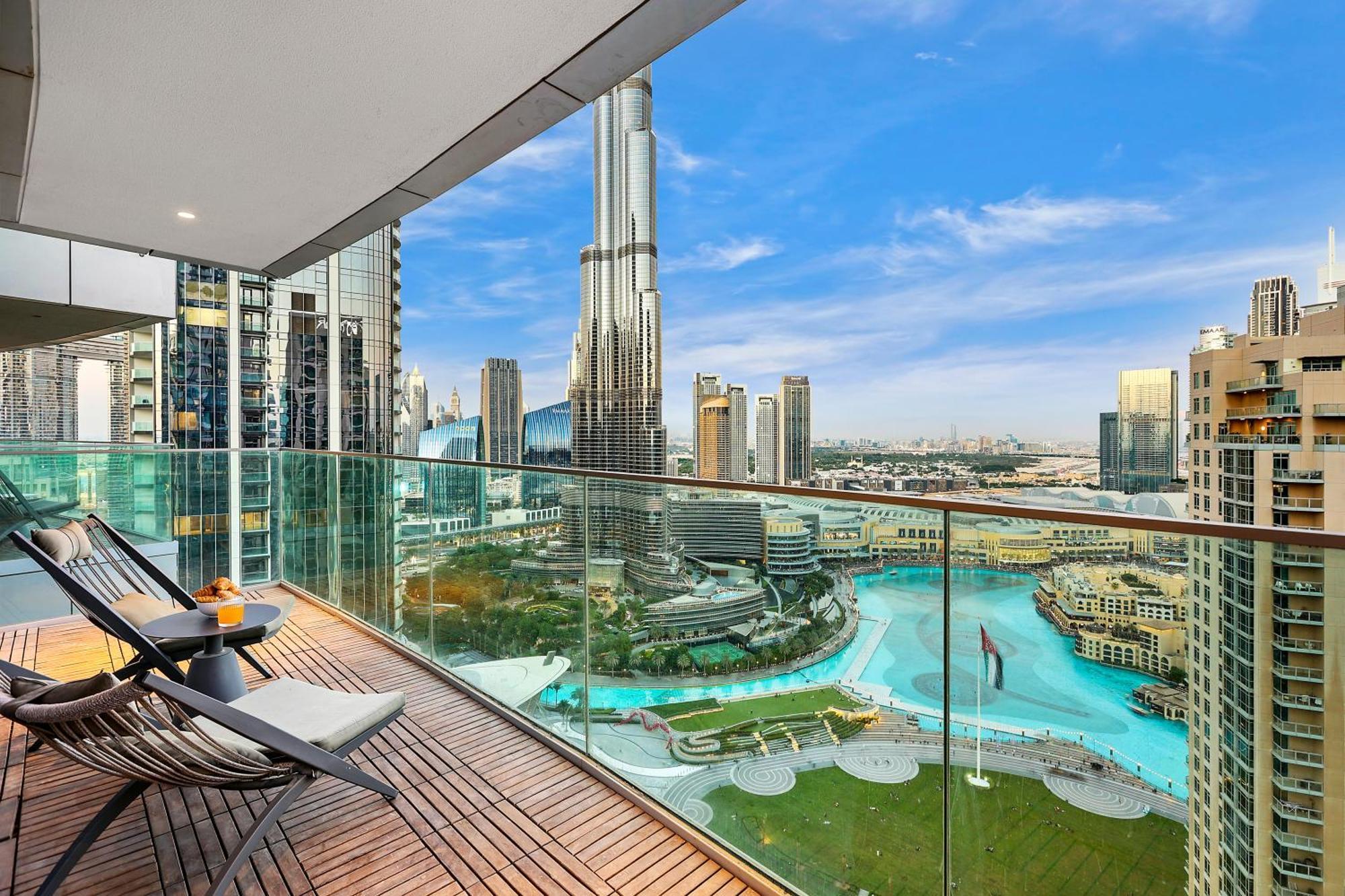 Luxury 3br With Burj Khalifa Views, Pool, Gym, And Free Parking Apartment