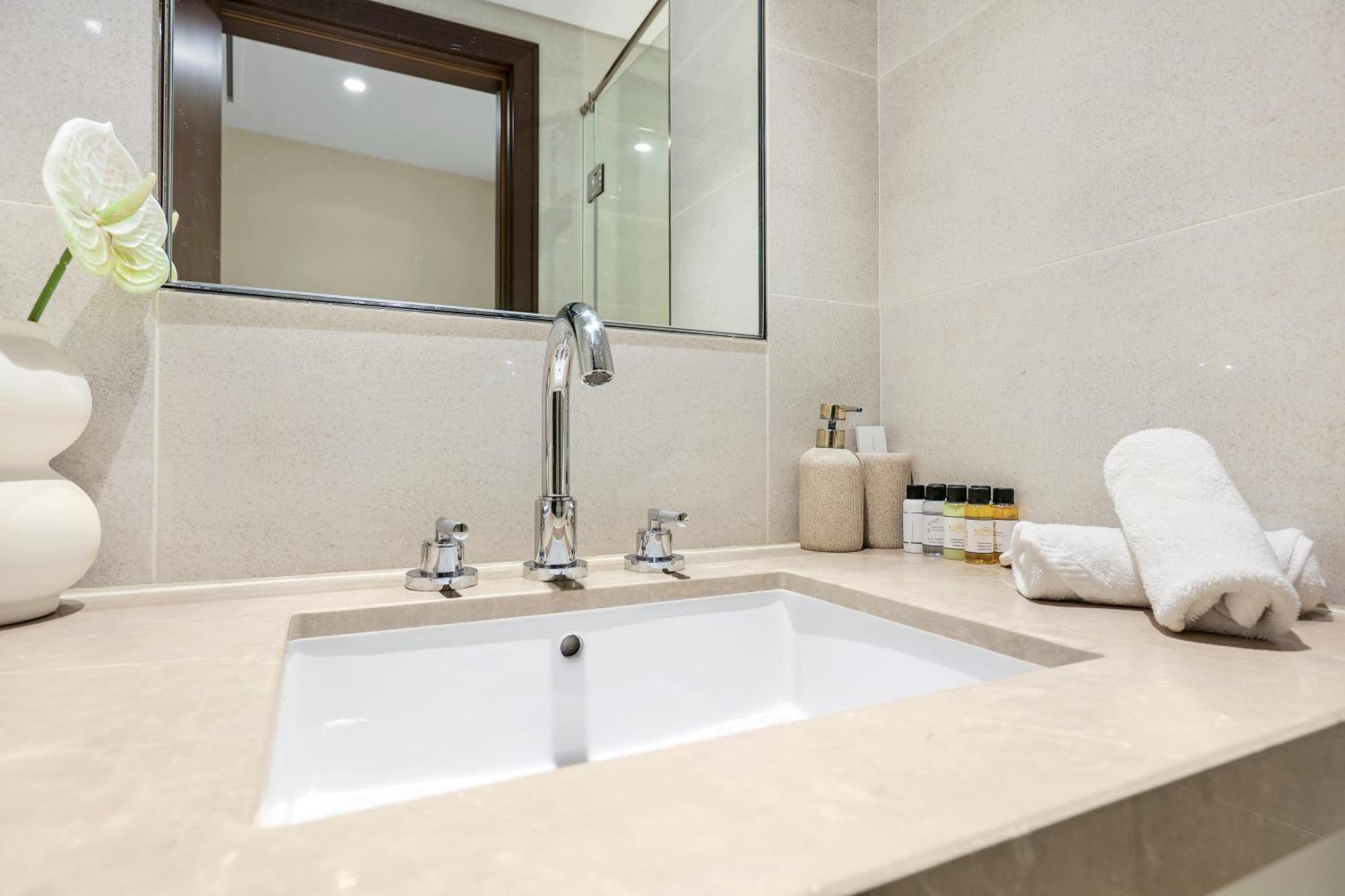 Luxury 3br With Burj Khalifa Views, Pool, Gym, And Free Parking Apartment Dubai