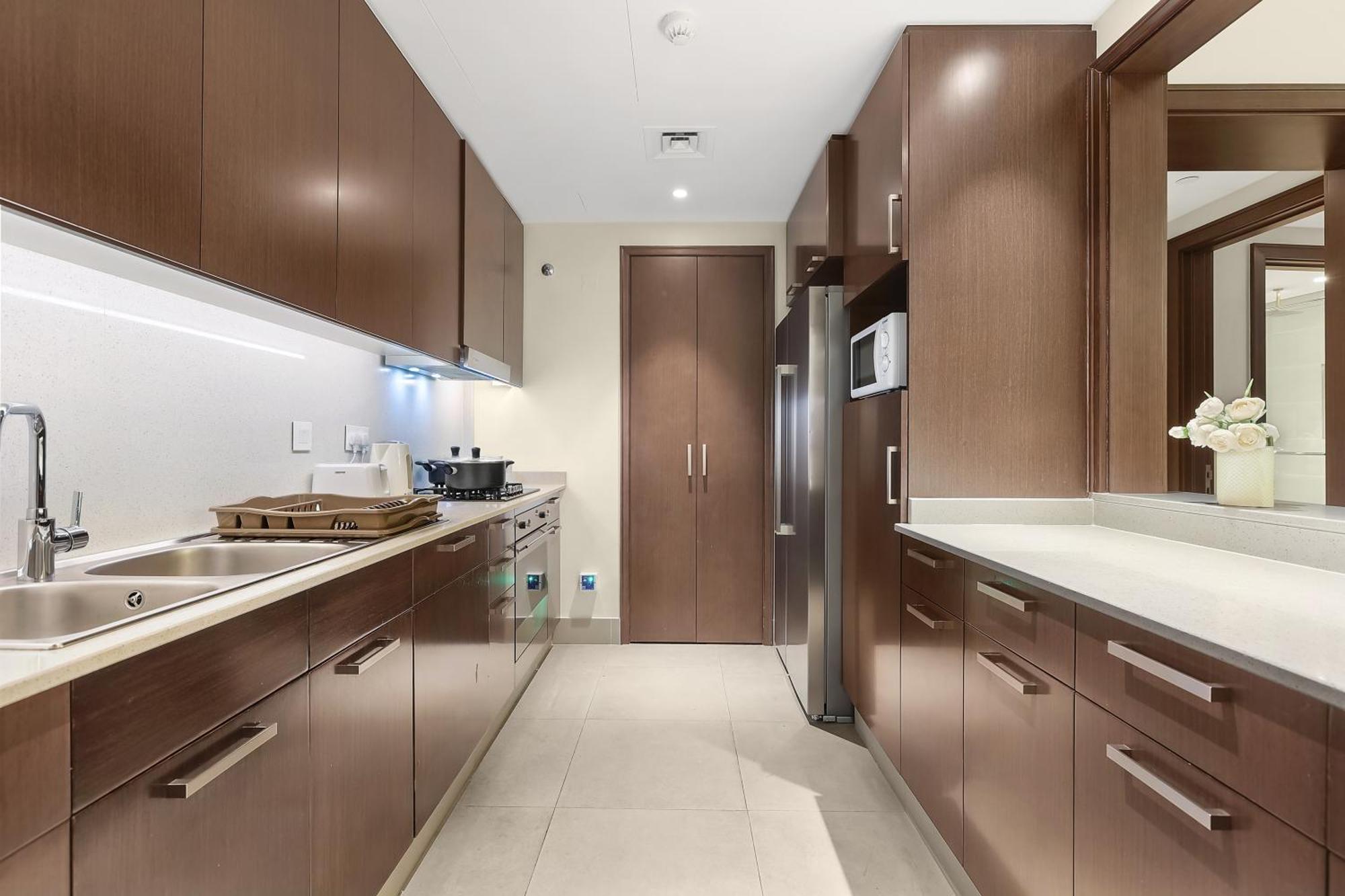 Luxury 3br With Burj Khalifa Views, Pool, Gym, And Free Parking *
