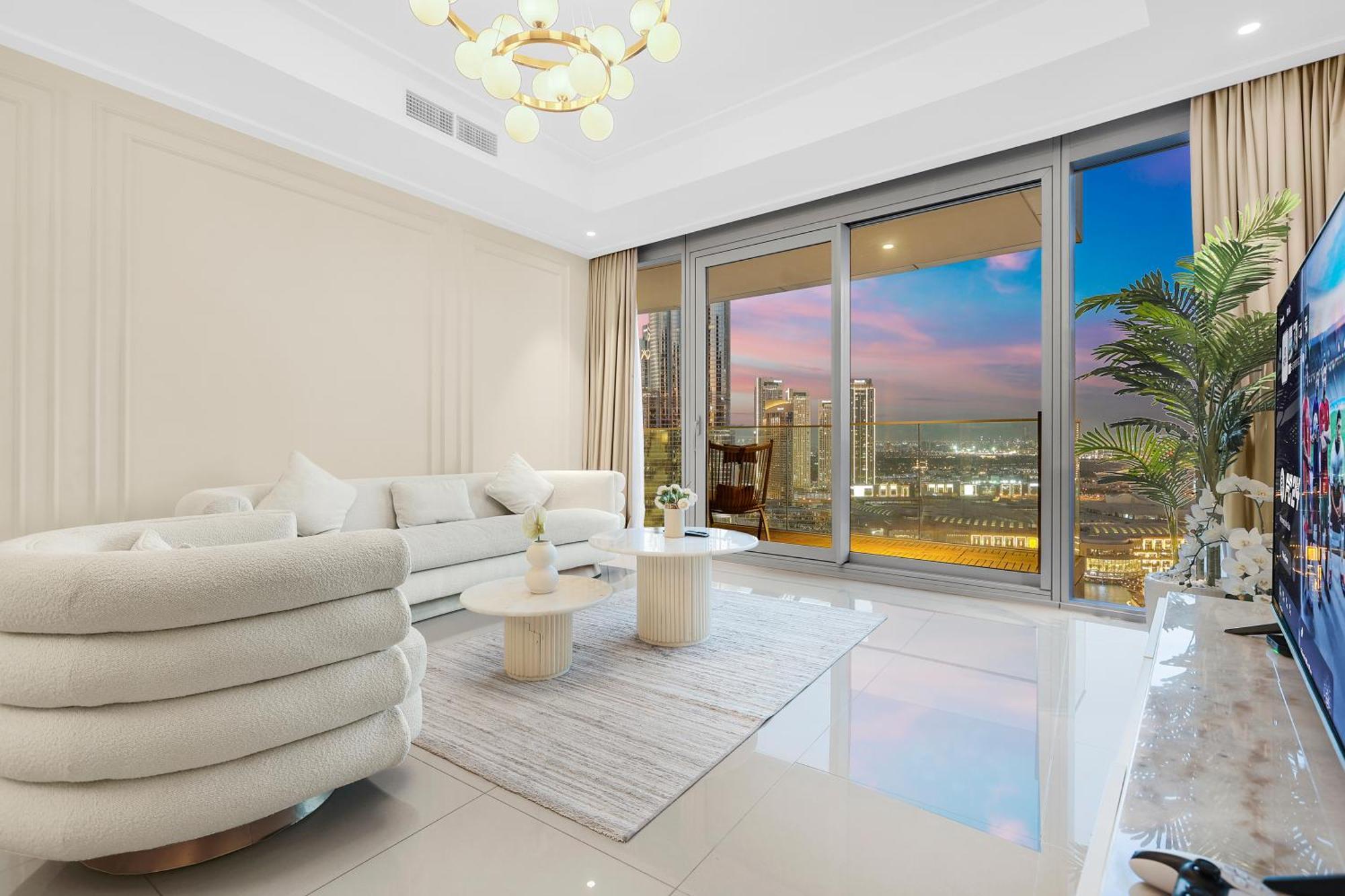 Luxury 3br With Burj Khalifa Views, Pool, Gym, And Free Parking