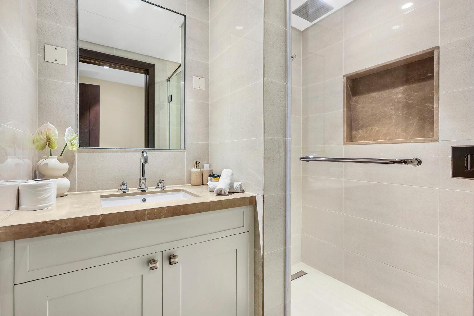 Luxury 3br With Burj Khalifa Views, Pool, Gym, And Free Parking Apartment *