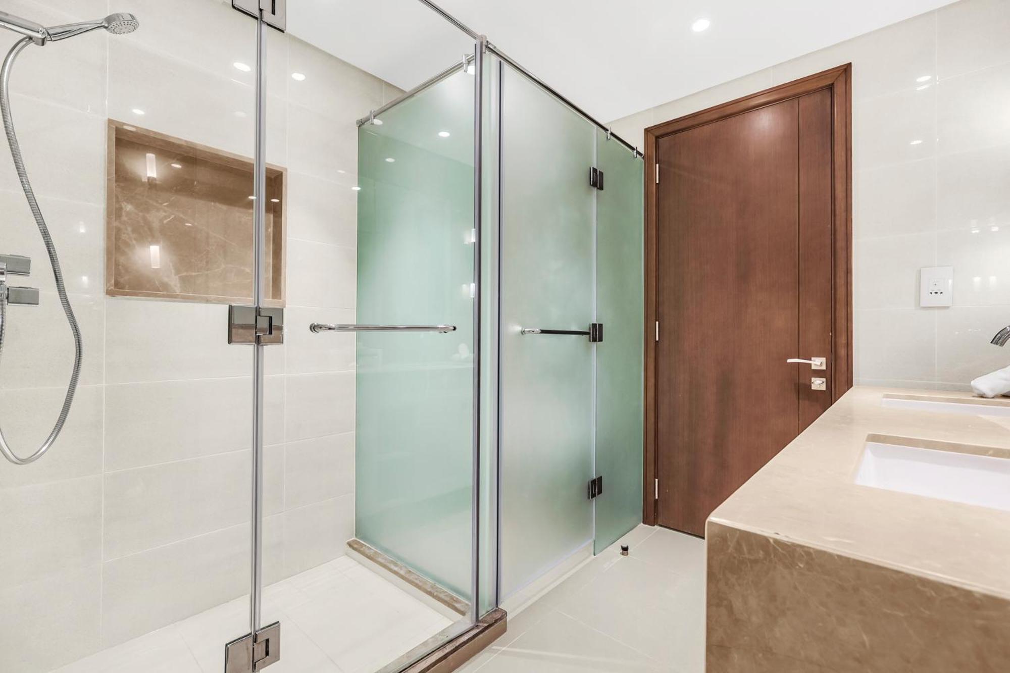 Luxury 3br With Burj Khalifa Views, Pool, Gym, And Free Parking Apartment Dubai