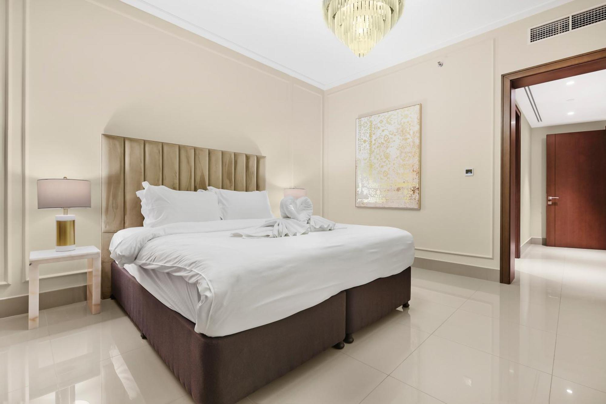 Luxury 3br With Burj Khalifa Views, Pool, Gym, And Free Parking Apartment Dubai