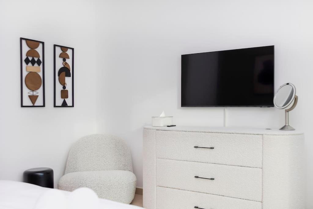 Beautiful View, Modern By Chi Living Apartment *