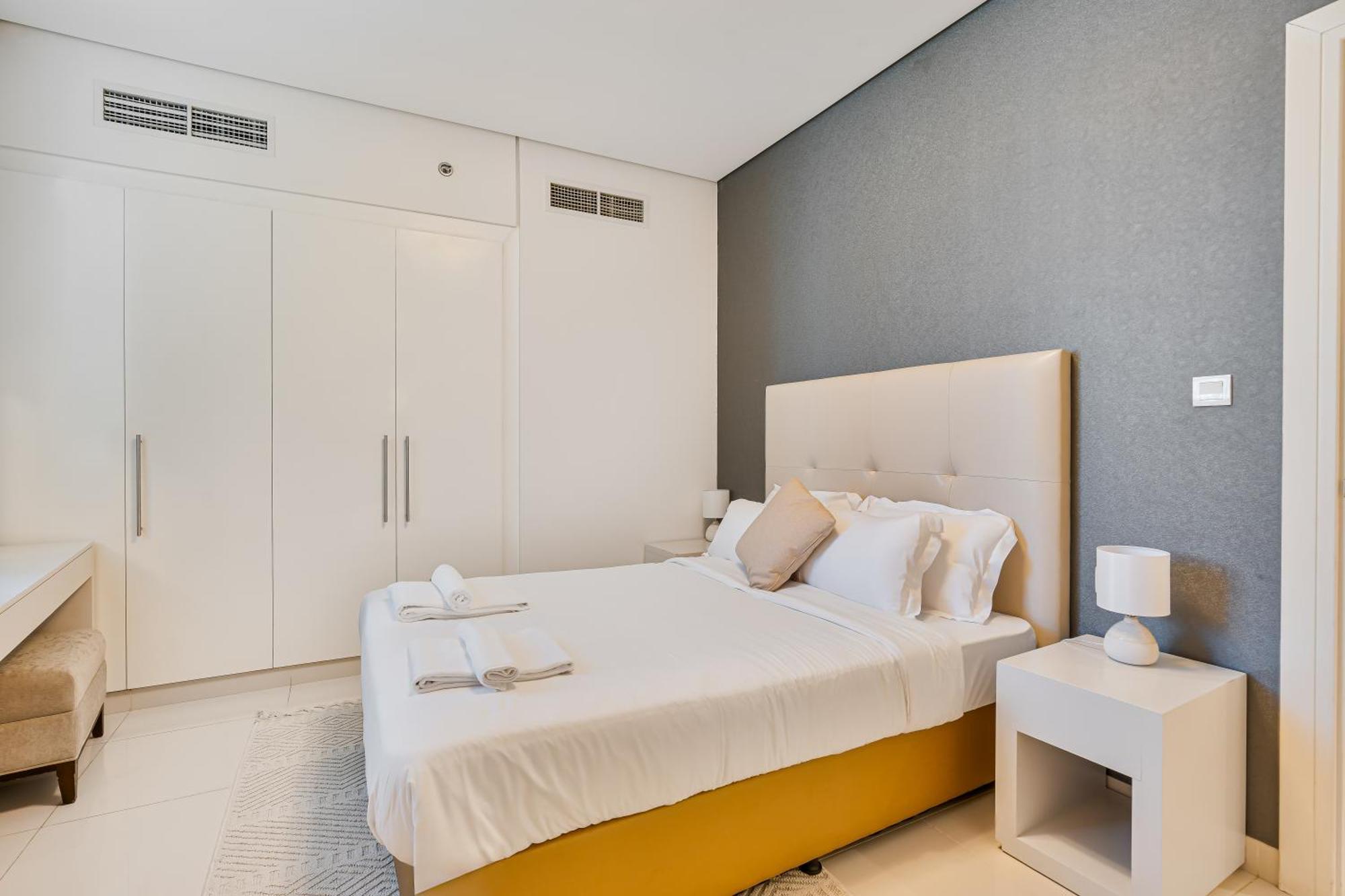 Discover Urban Chic -vibrant Life Apartment