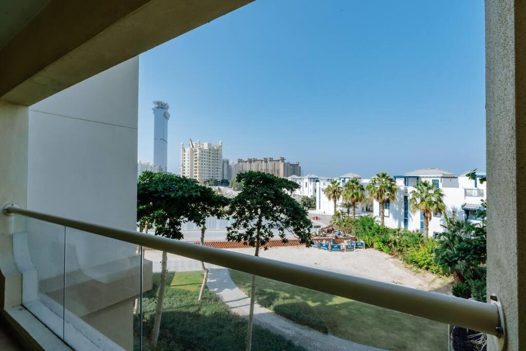 Elegant 1br Retreat With Ocean Views, Palm Apartment *