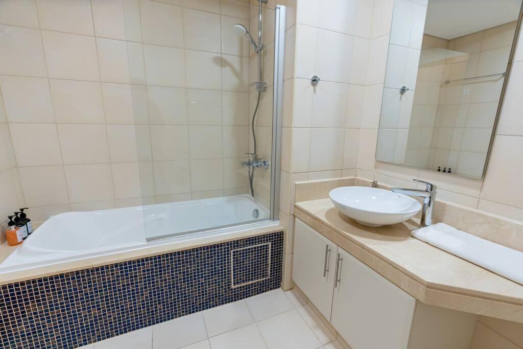 Elegant 1br Retreat With Ocean Views, Palm Apartment