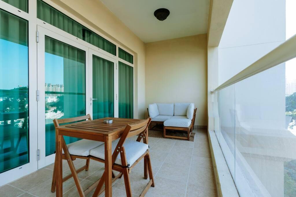 Elegant 1br Retreat With Ocean Views, Palm Apartment *