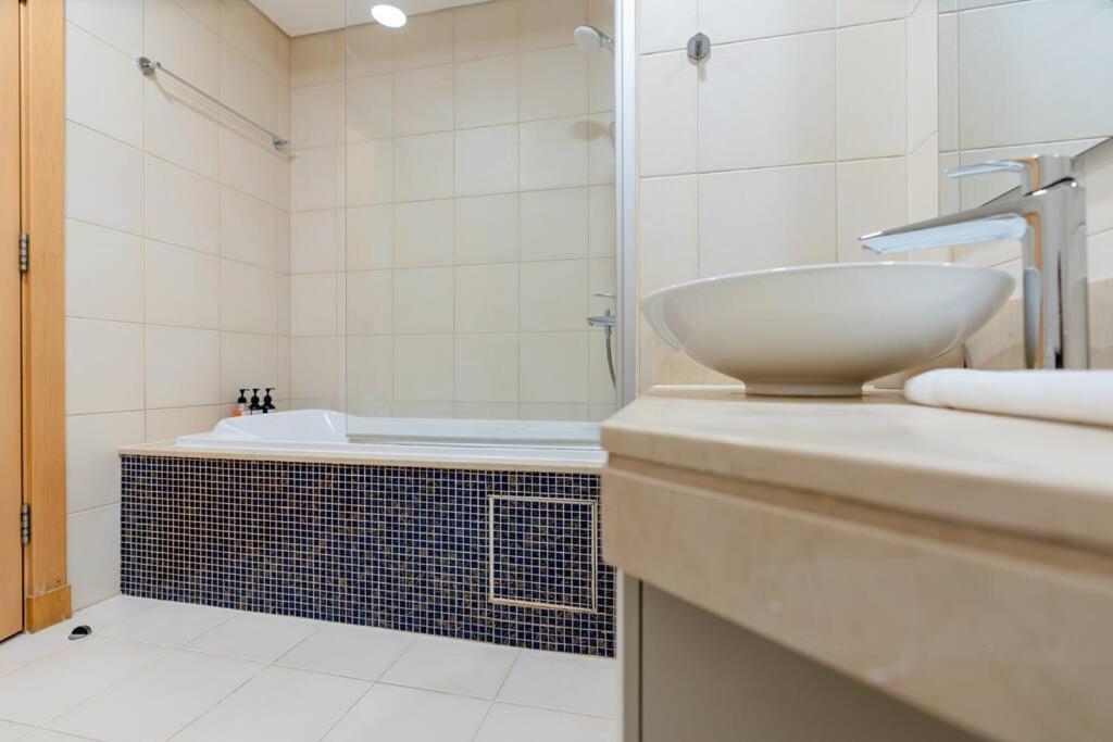Elegant 1br Retreat With Ocean Views, Palm * Dubai