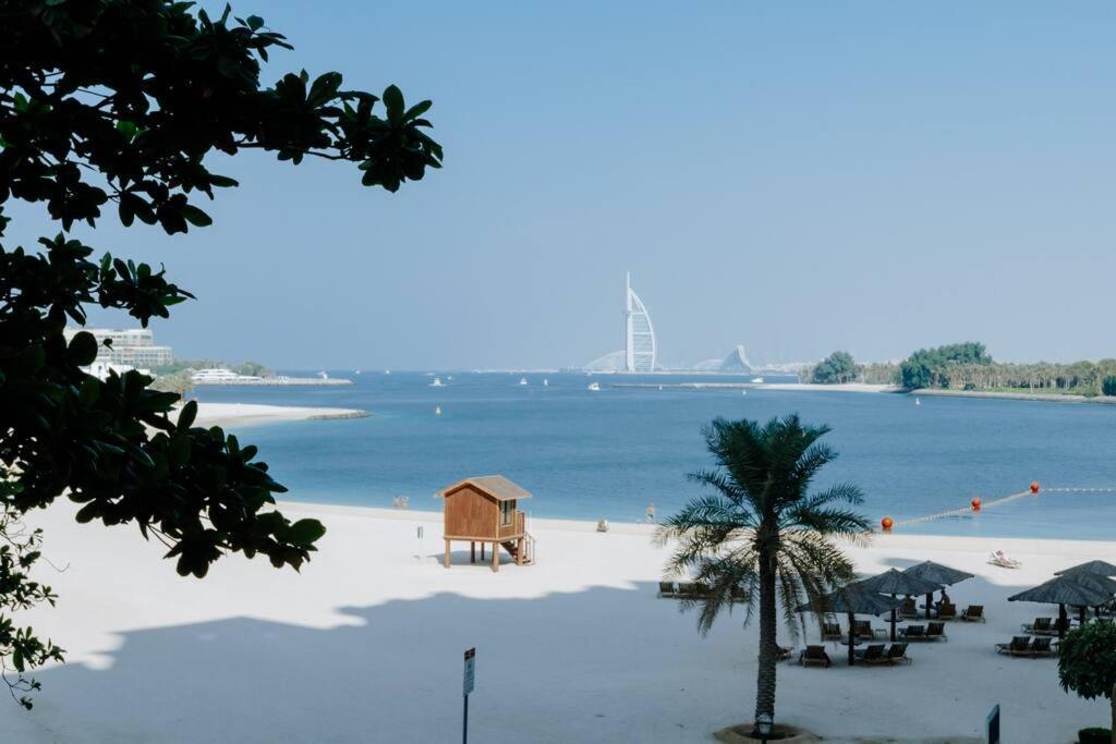 Elegant 1br Retreat With Ocean Views, Palm Apartment