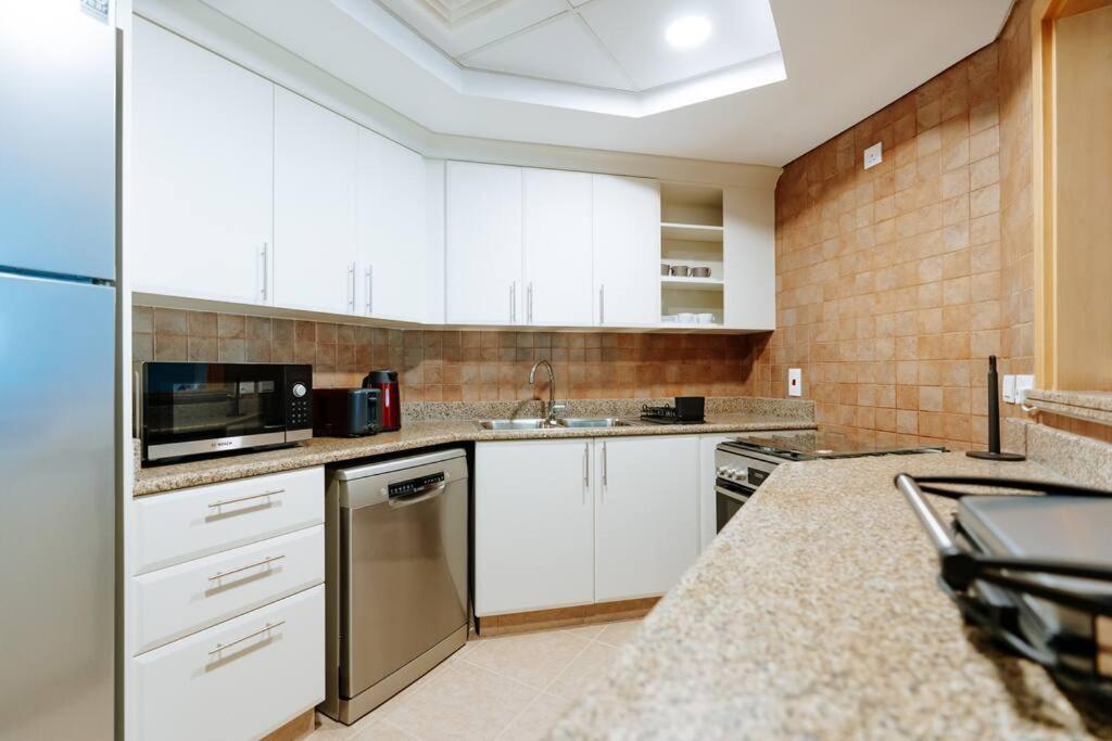 Elegant 1br Retreat With Ocean Views, Palm