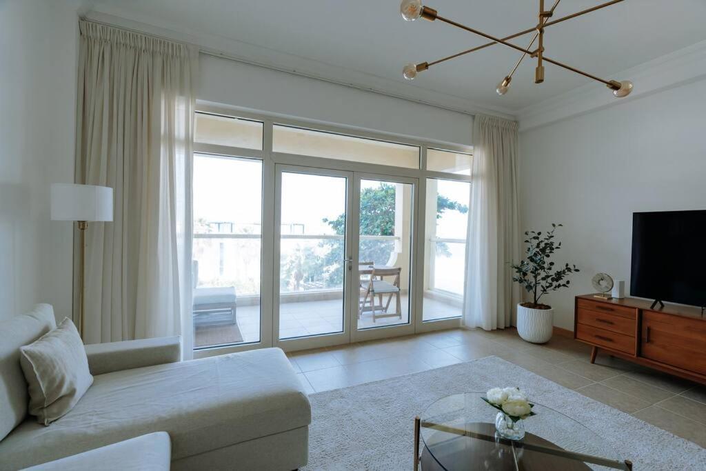 Elegant 1br Retreat With Ocean Views, Palm Apartment