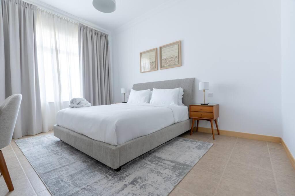 Elegant 1br Retreat With Ocean Views, Palm Apartment *