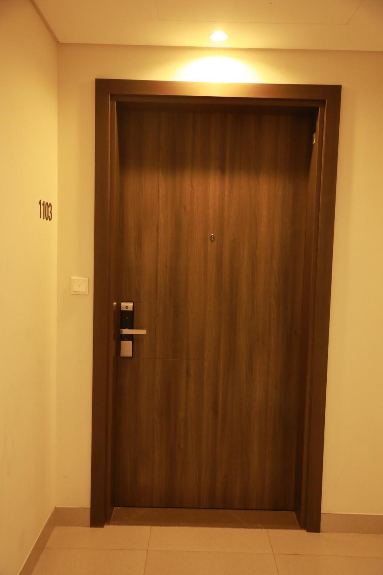 Apartment Luxury 2-bed Flat, Prime Location, Burj View & World Highest Running Track *