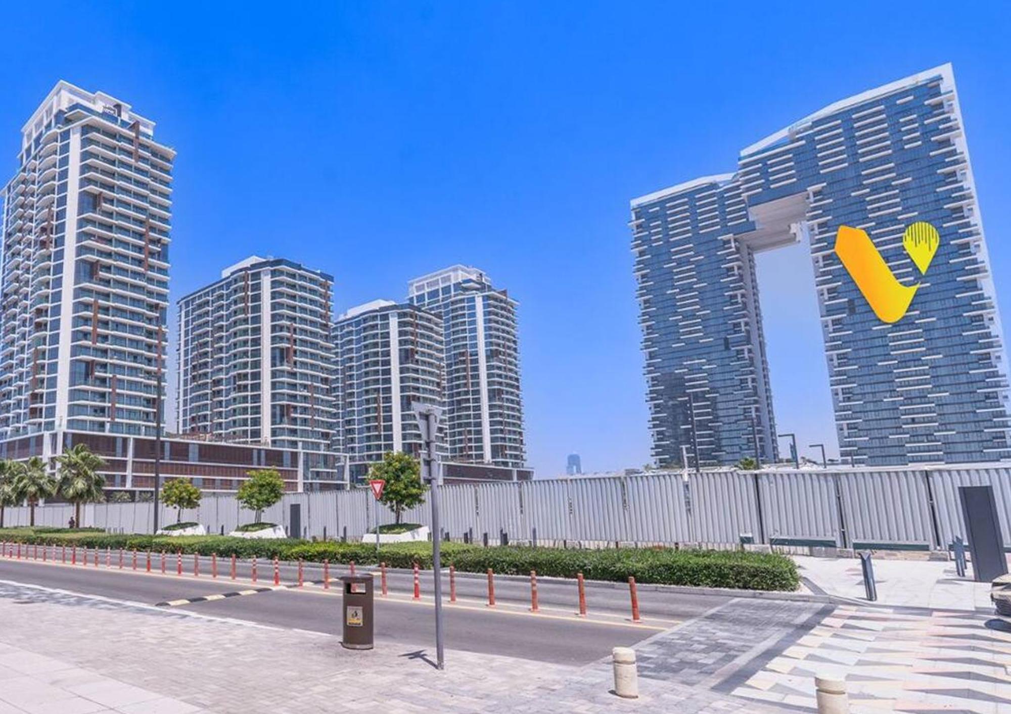 Apartment Luxury 2-bed Flat, Prime Location, Burj View & World Highest Running Track *