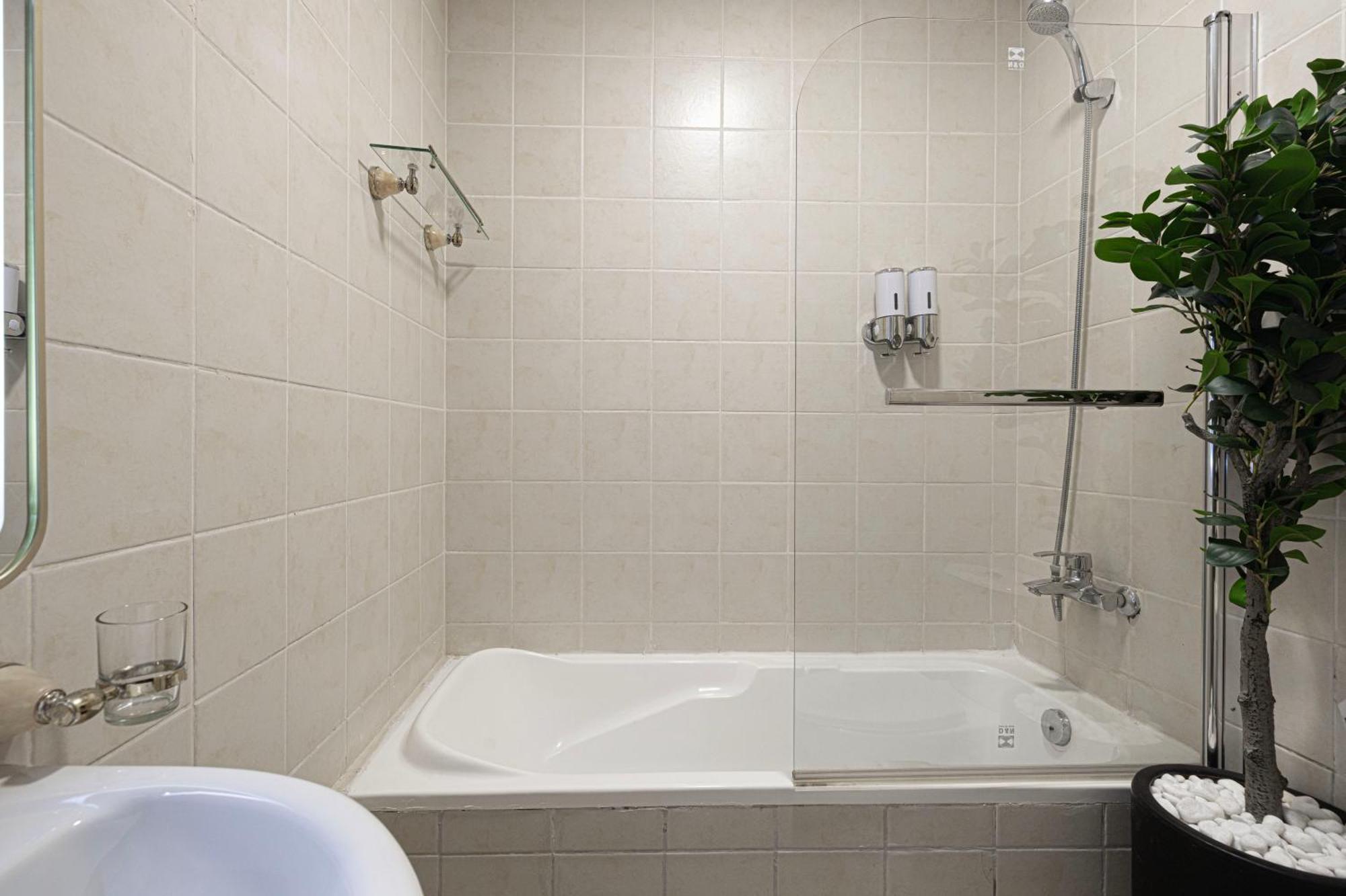 With Private Pool & Huge Terrace Overlooking The Marina Holiday home *