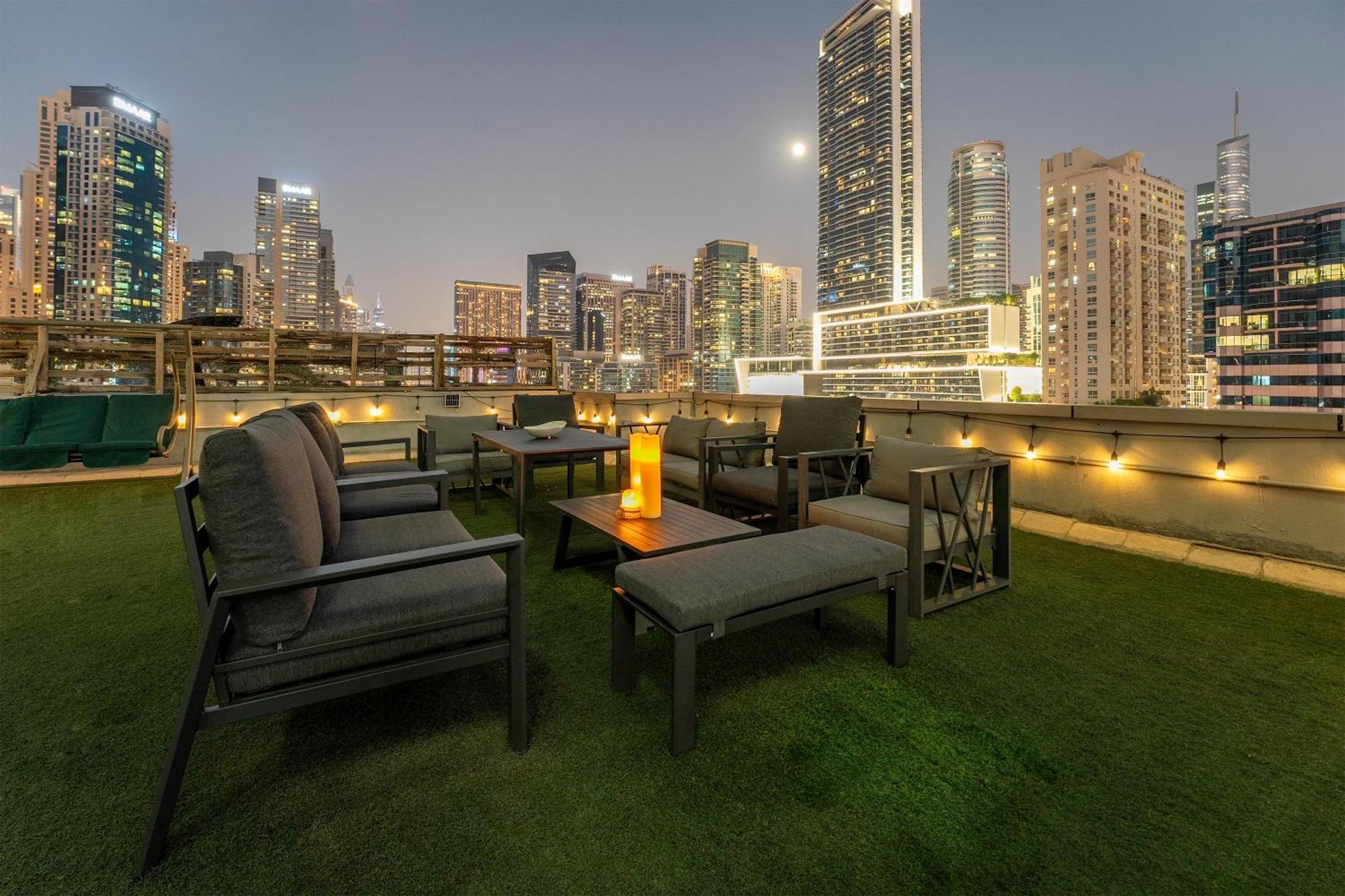 With Private Pool & Huge Terrace Overlooking The Marina Holiday home Dubai