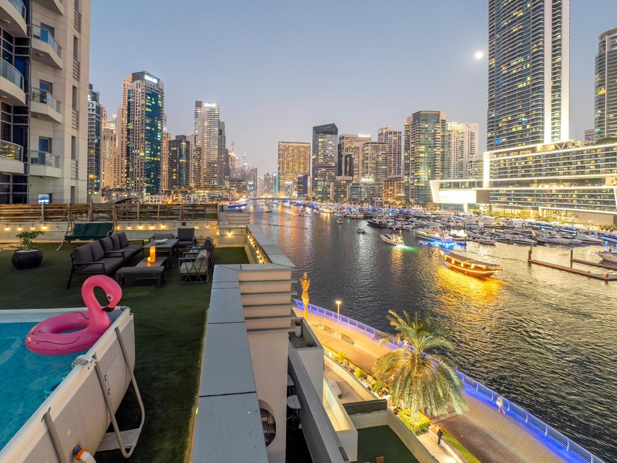 With Private Pool & Huge Terrace Overlooking The Marina Holiday home Dubai