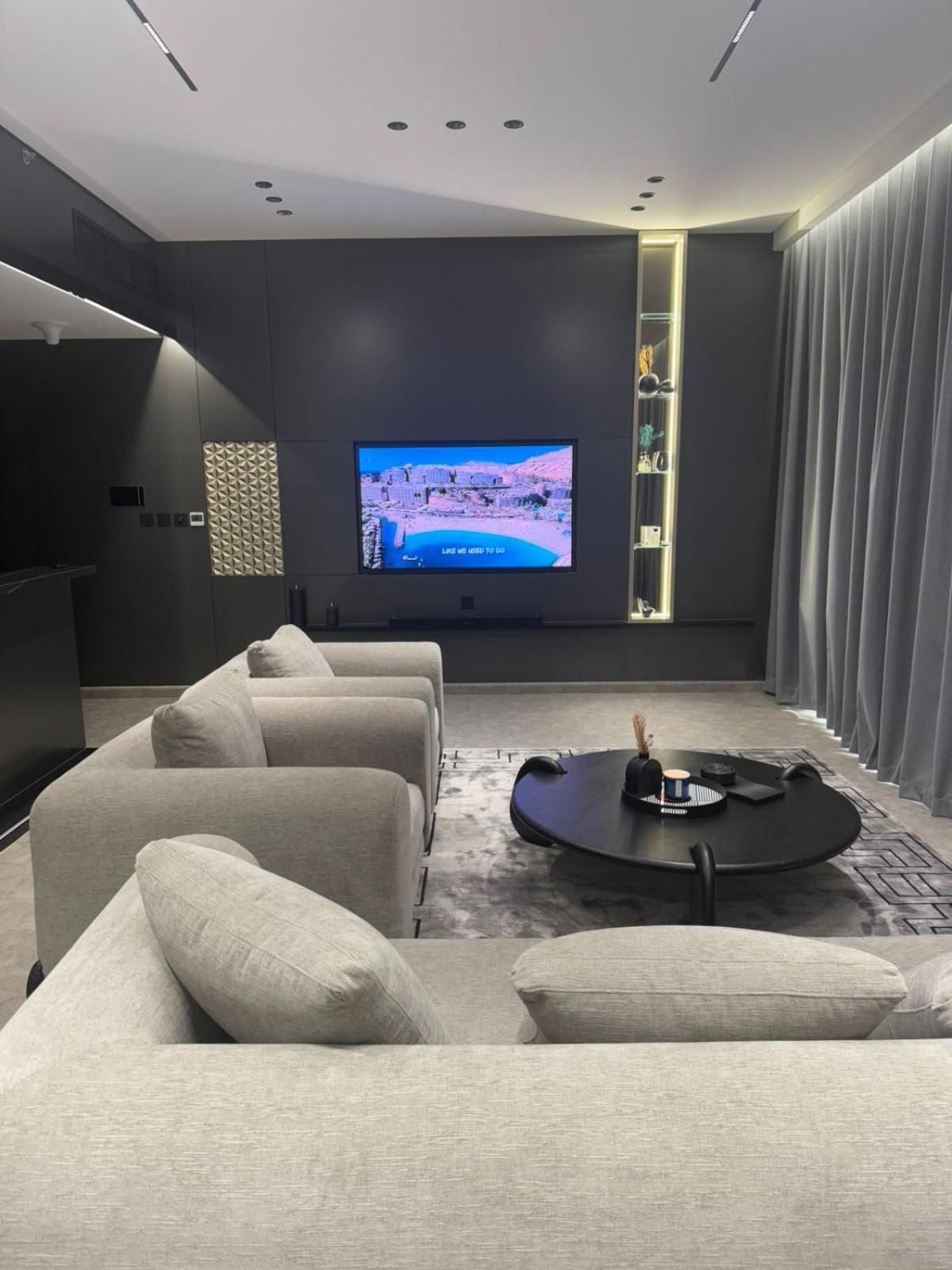 Apartment Luxury 2-bed Flat, Prime Location, Burj View & World Highest Running Track *