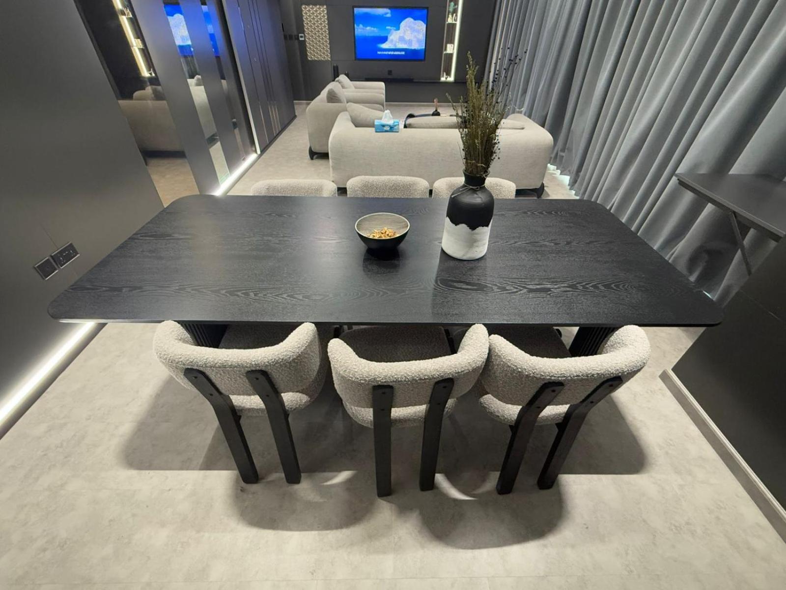 Apartment Luxury 2-bed Flat, Prime Location, Burj View & World Highest Running Track *