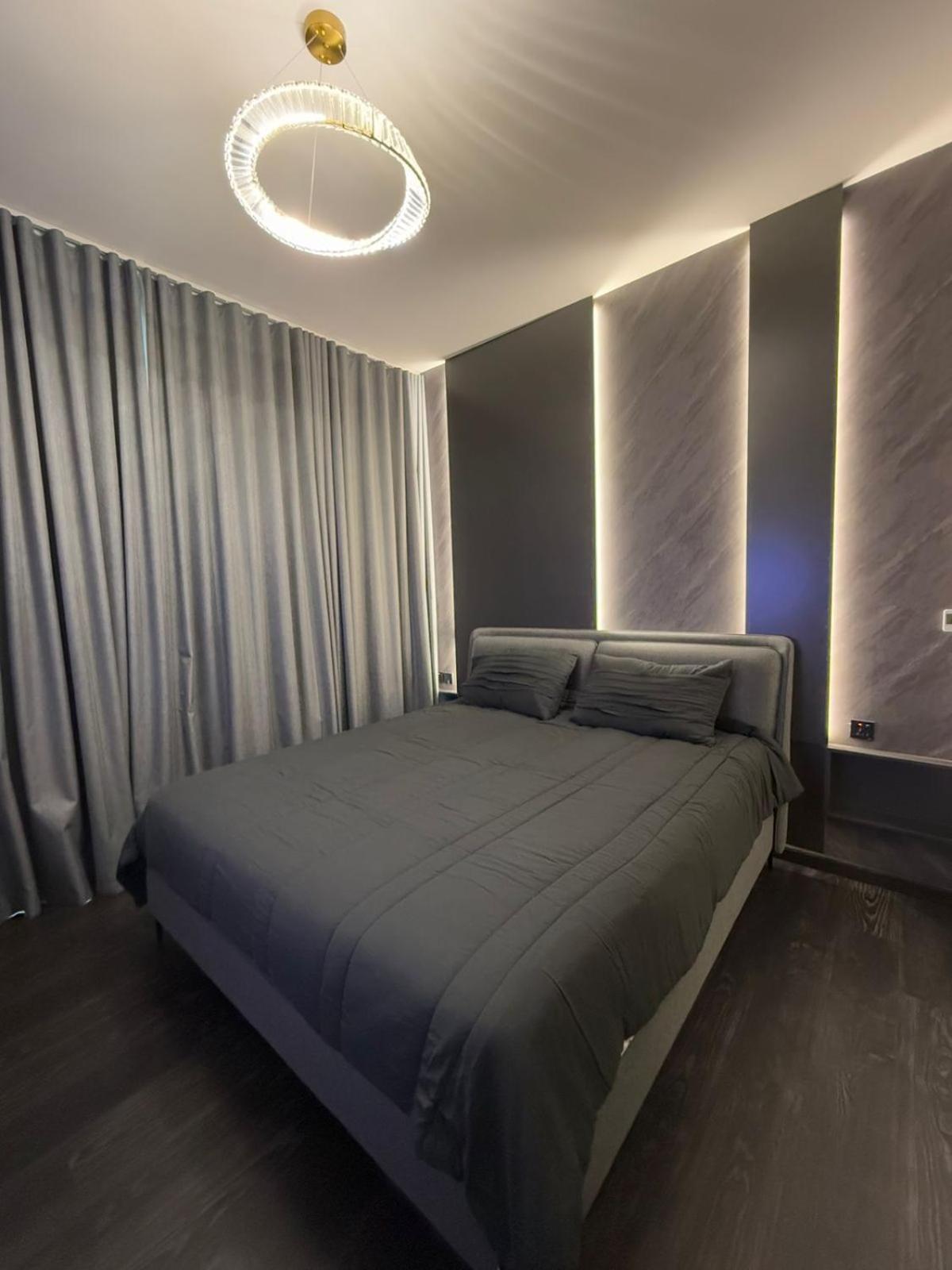 Luxury 2-bed Flat, Prime Location, Burj View & World Highest Running Track *