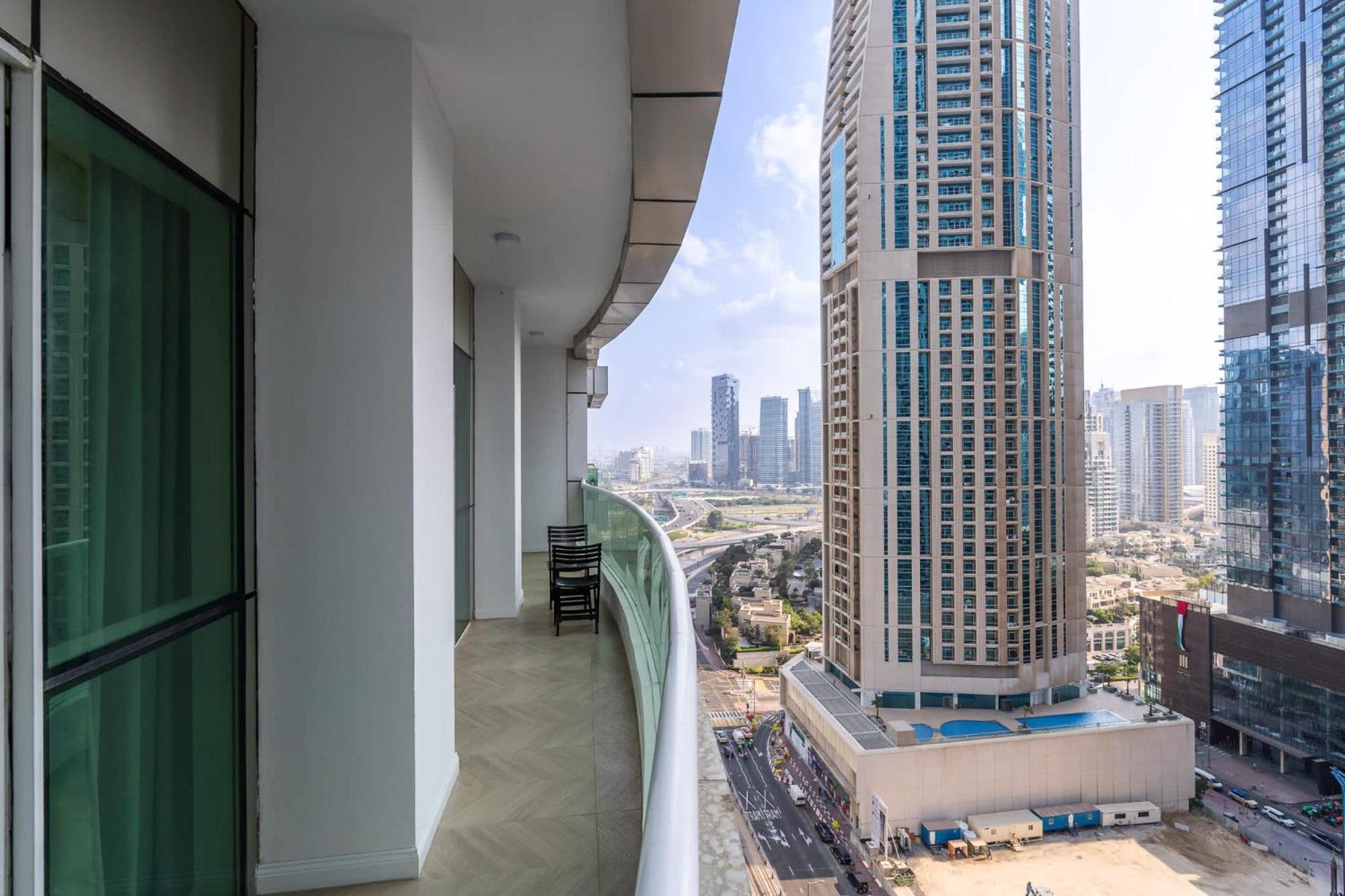 A Fabulous 1 Bedroom In Marina Pinnacle *