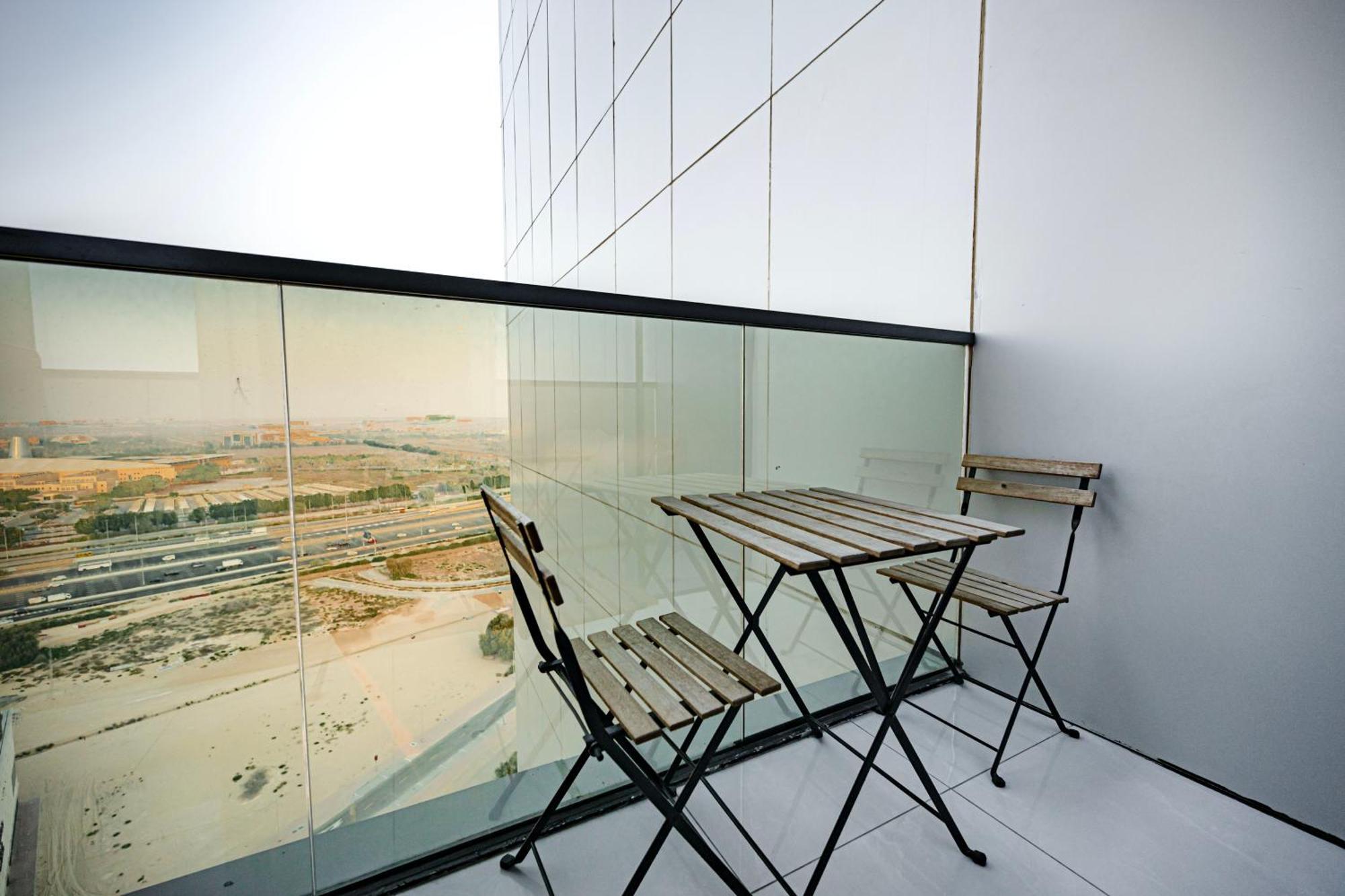 In Dubailand - Bright And Airy Apartamento