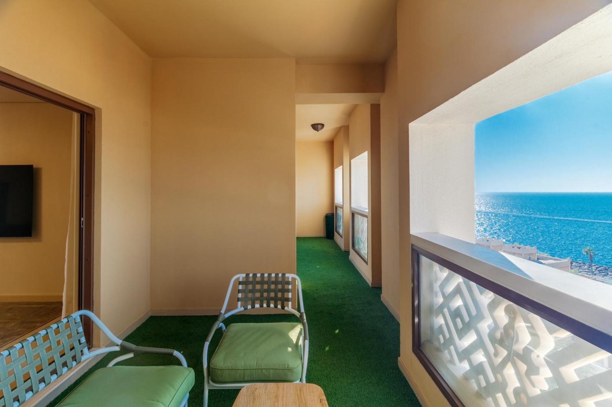 Charming Sea View 2bdr, And Pool Access *