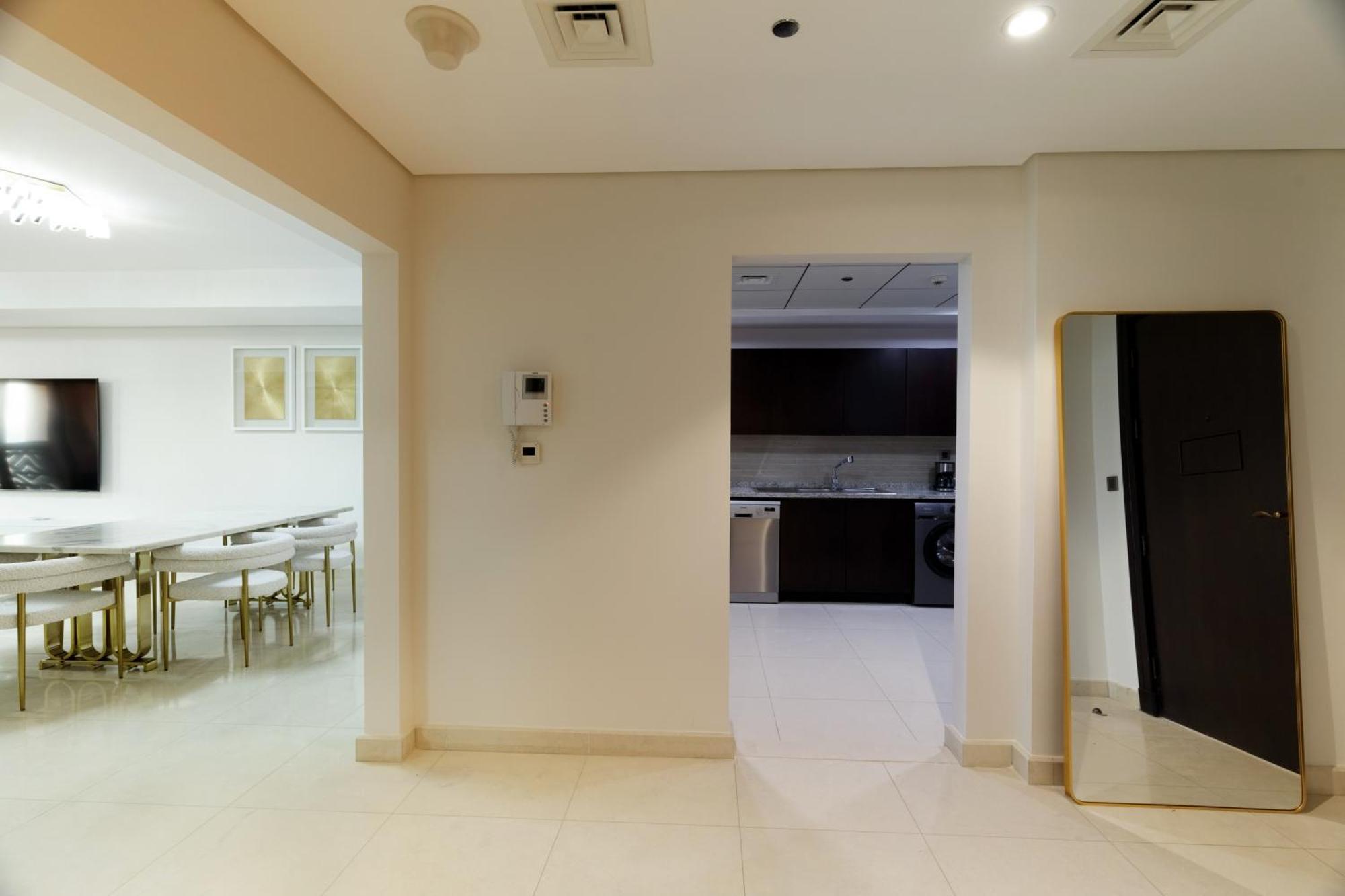 Charming Sea View 2bdr, And Pool Access Apartment *