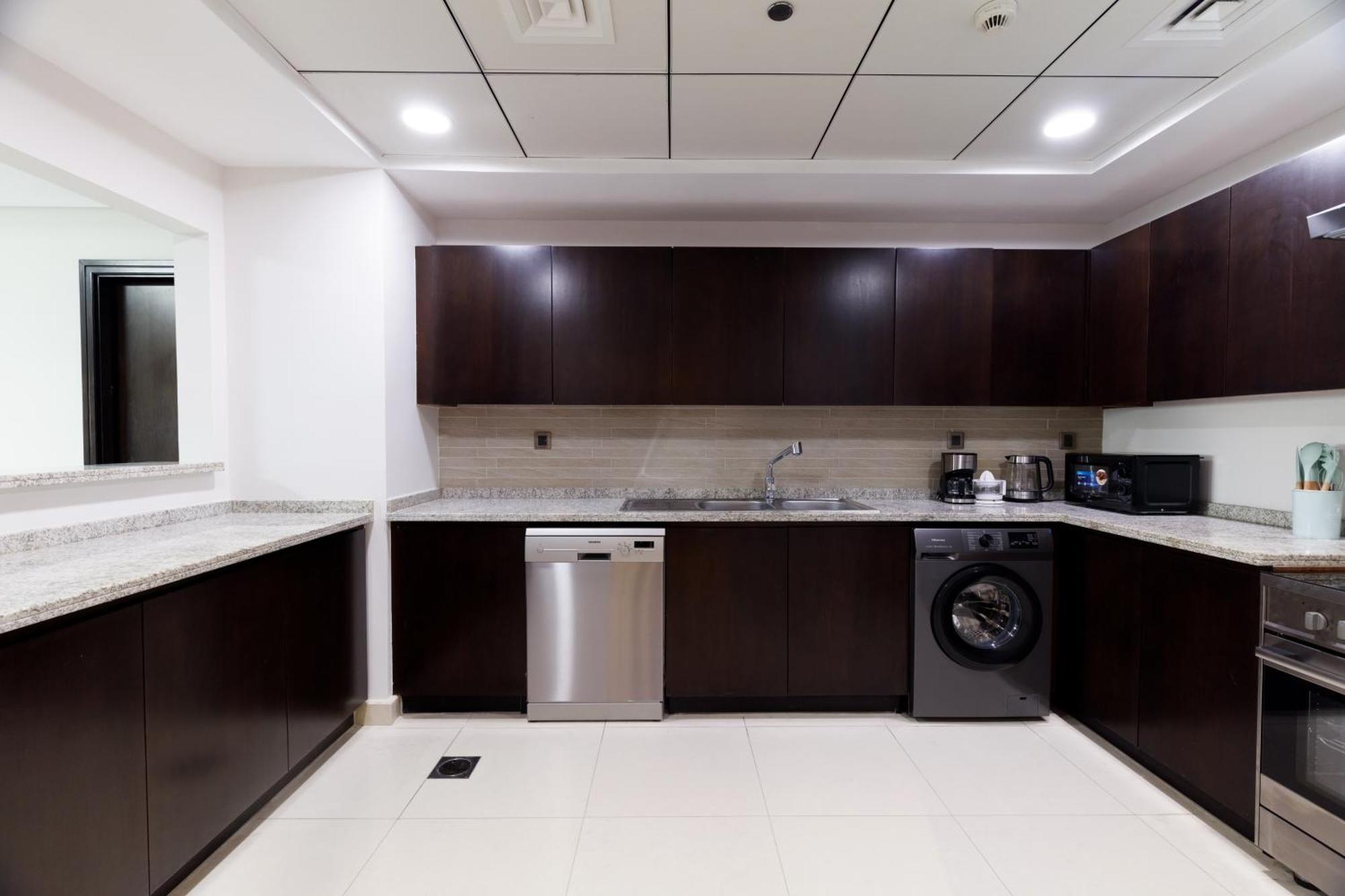 Apartment Charming Sea View 2bdr, And Pool Access Dubai