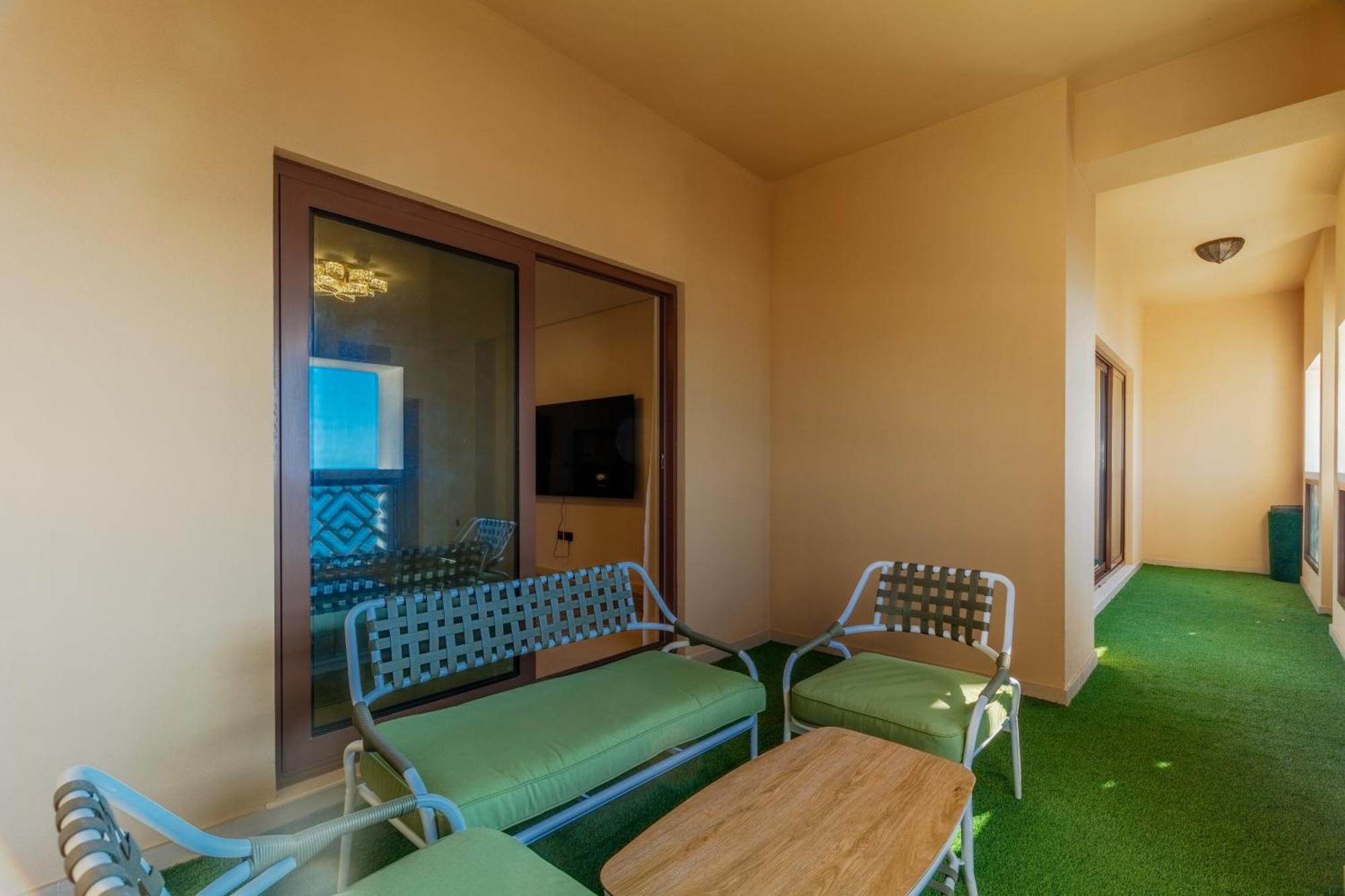 Charming Sea View 2bdr, And Pool Access Apartment *