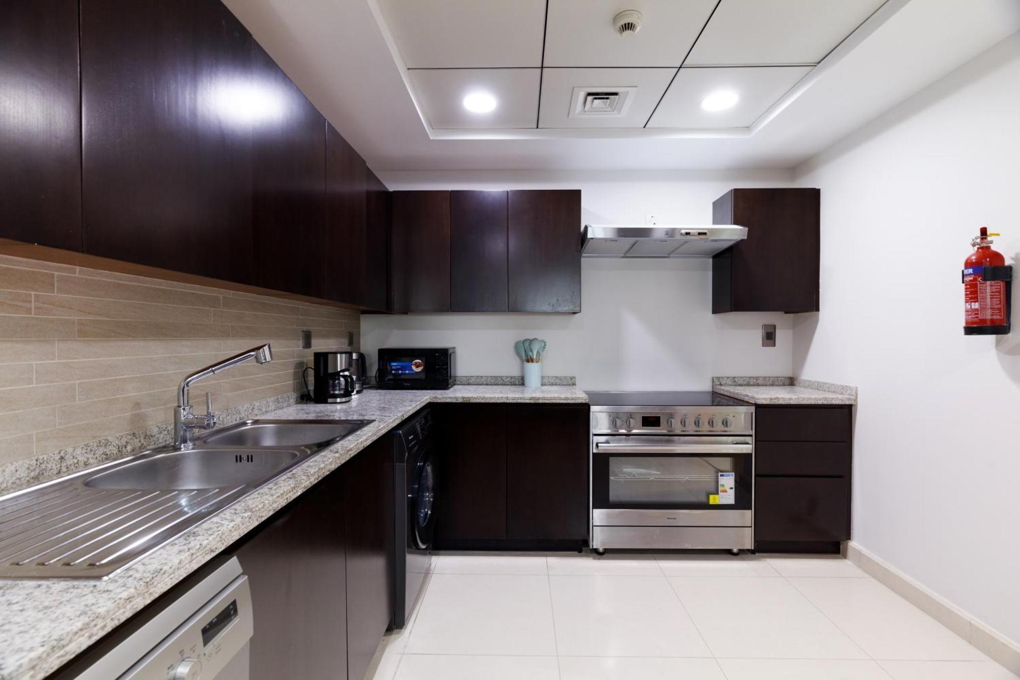 Apartment Charming Sea View 2bdr, And Pool Access Dubai