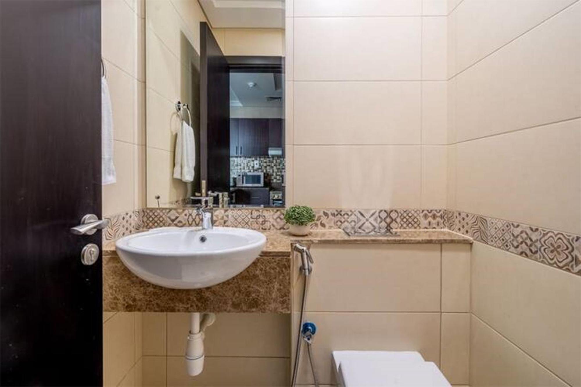 Daire Magnificiant 1br In Court Tower With Canal View Dubai