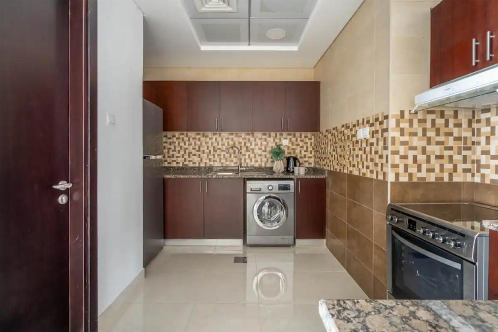 Daire Magnificiant 1br In Court Tower With Canal View Dubai