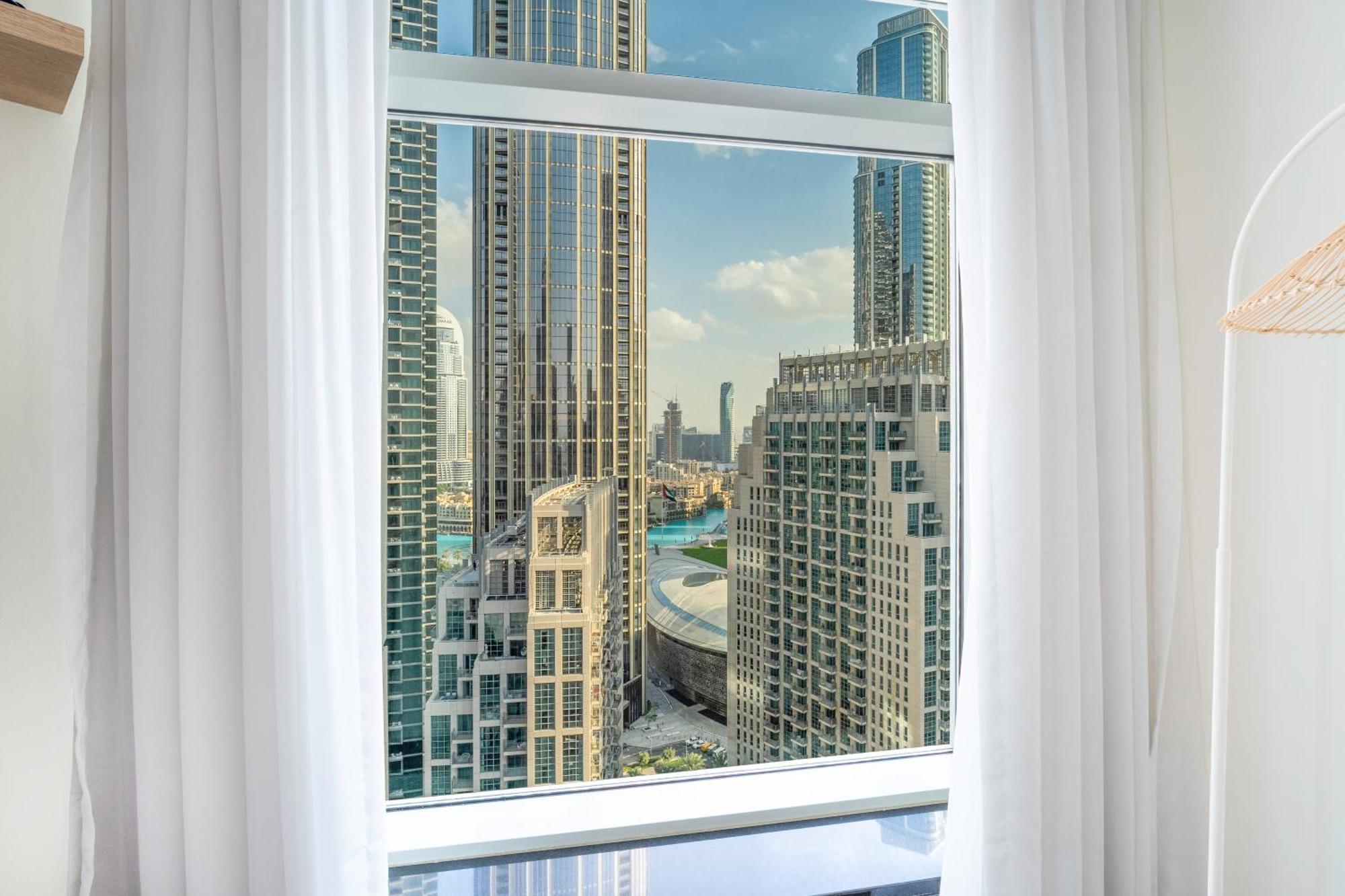Stunning 2 Bedroom In The Heart Of Downtown, 360 Views Apartment *