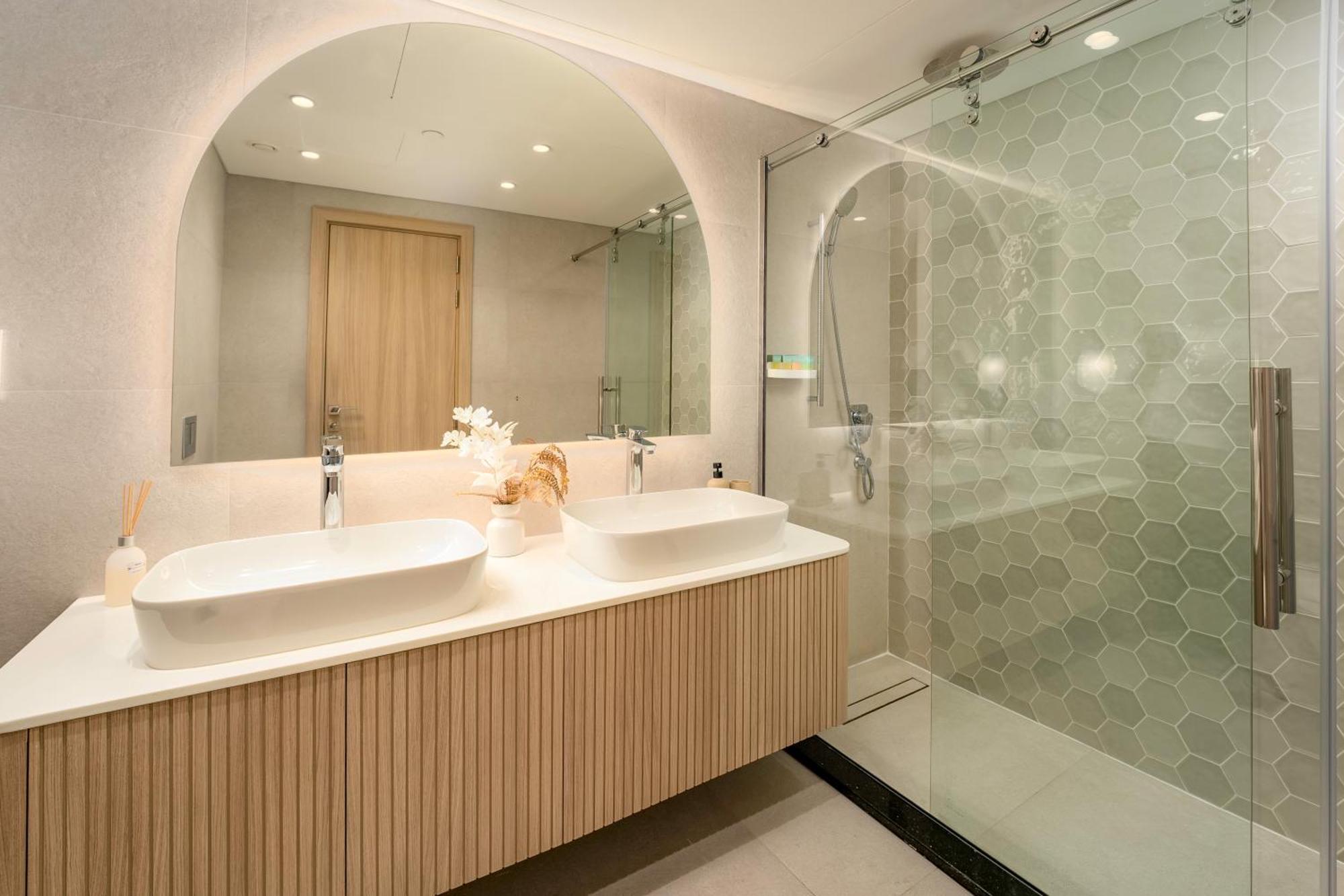 Stunning 2 Bedroom In The Heart Of Downtown, 360 Views Apartment *