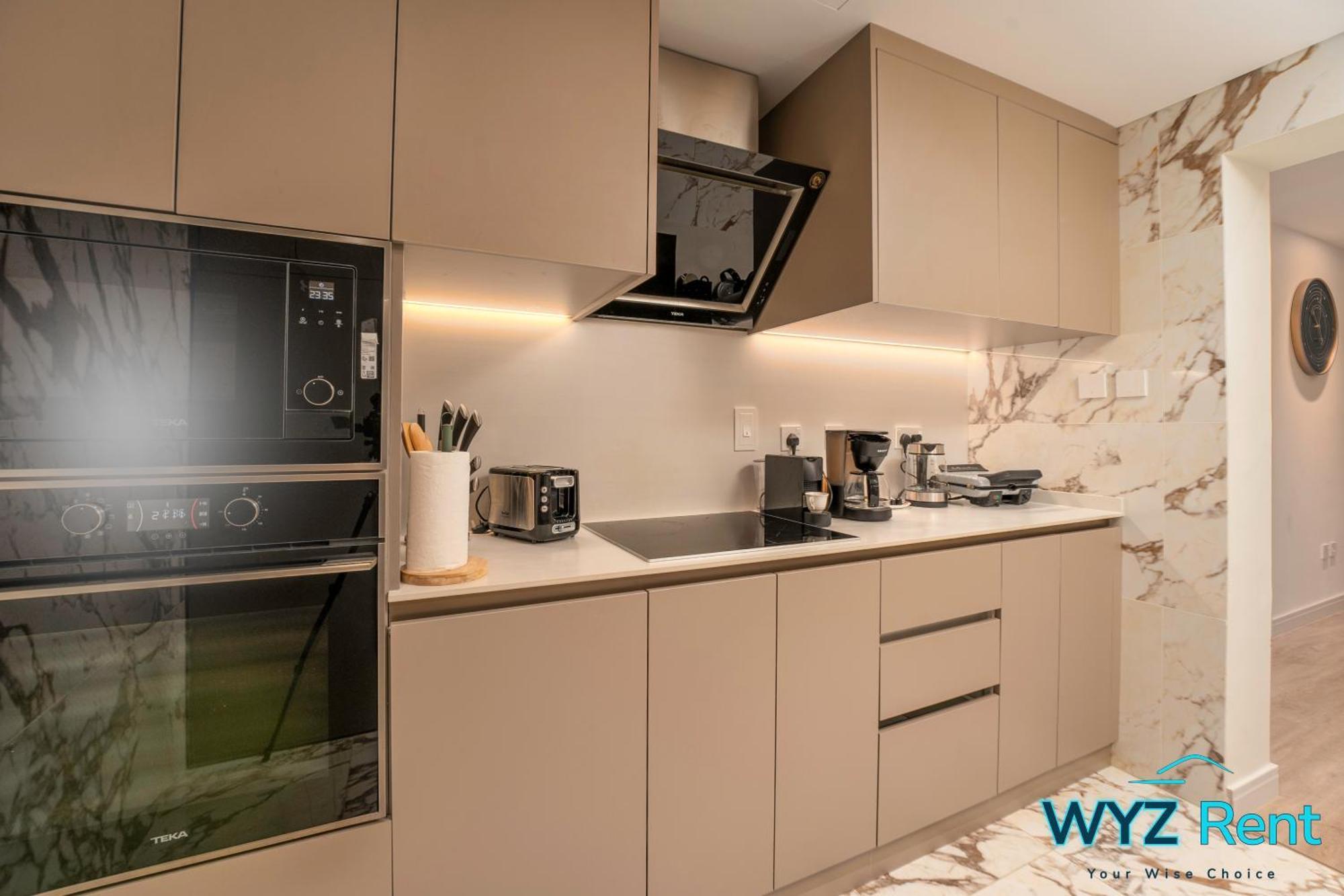 Stunning 2 Bedroom In The Heart Of Downtown, 360 Views Apartment