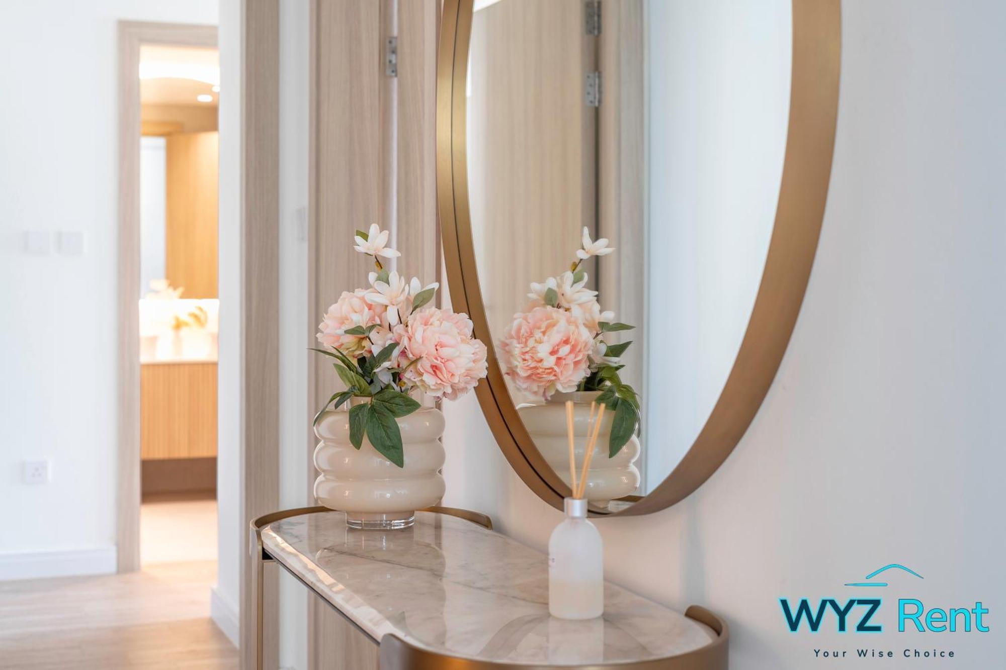 Stunning 2 Bedroom In The Heart Of Downtown, 360 Views Apartment *