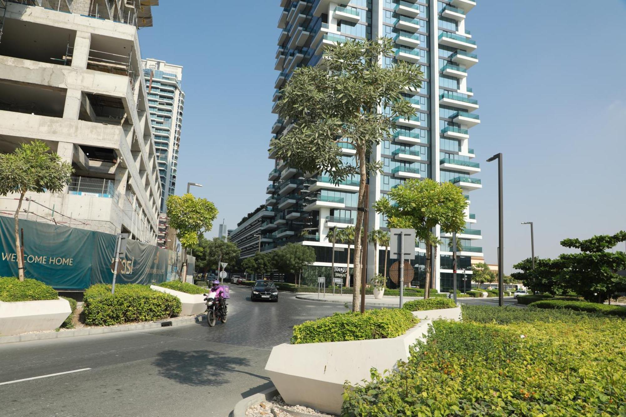 Luxury 2-bed Flat, Prime Location, Burj View & World Highest Running Track Apartment *
