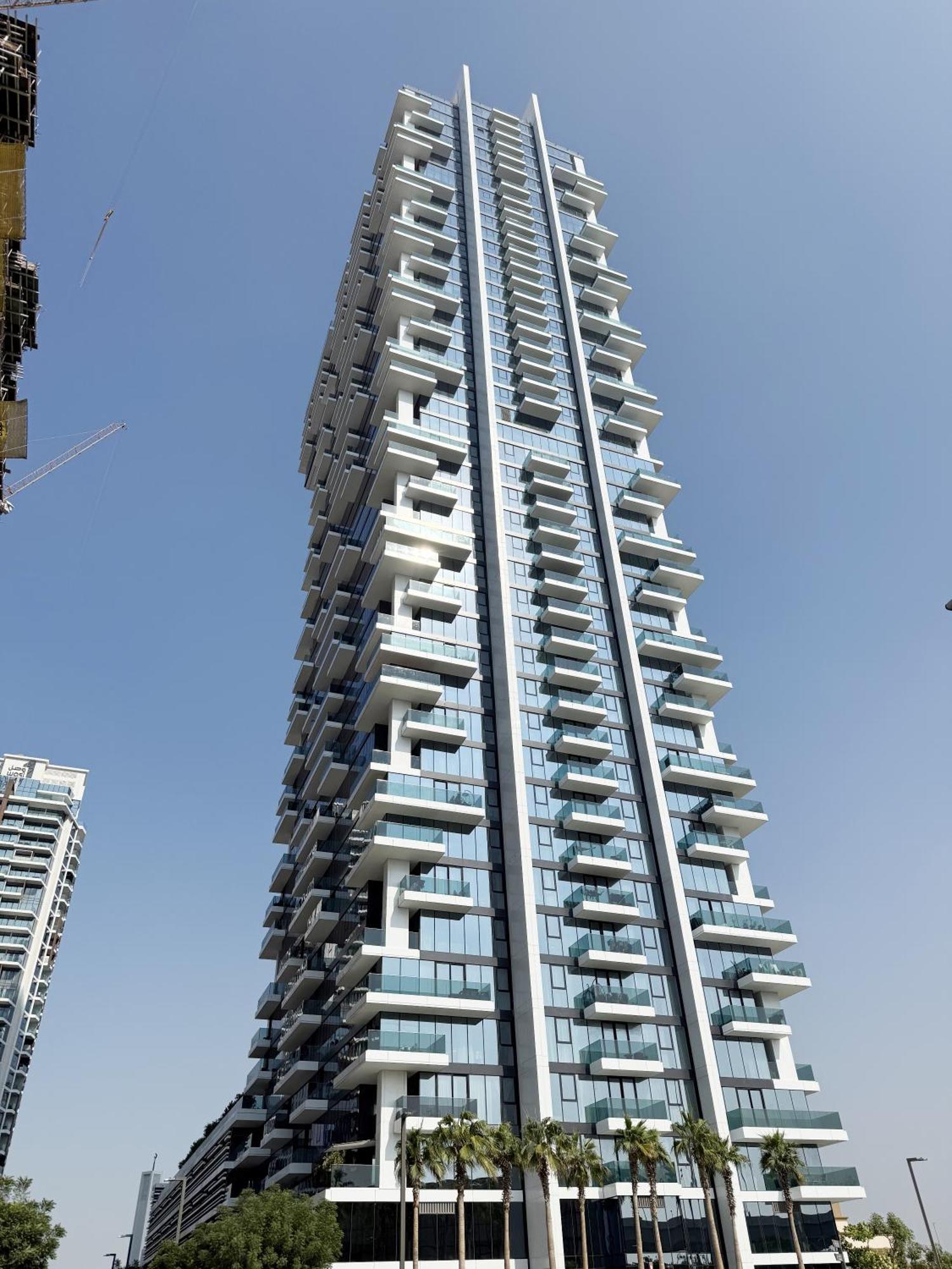 Luxury 2-bed Flat, Prime Location, Burj View & World Highest Running Track Apartment Dubai