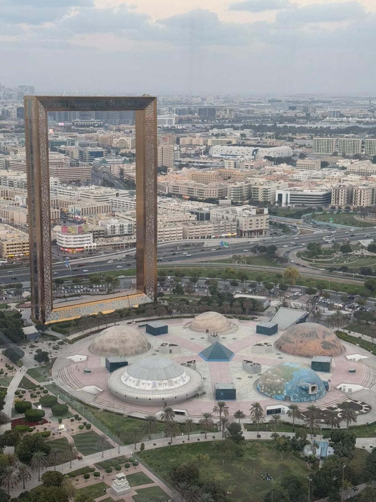 Apartment Luxury 2-bed Flat, Prime Location, Burj View & World Highest Running Track