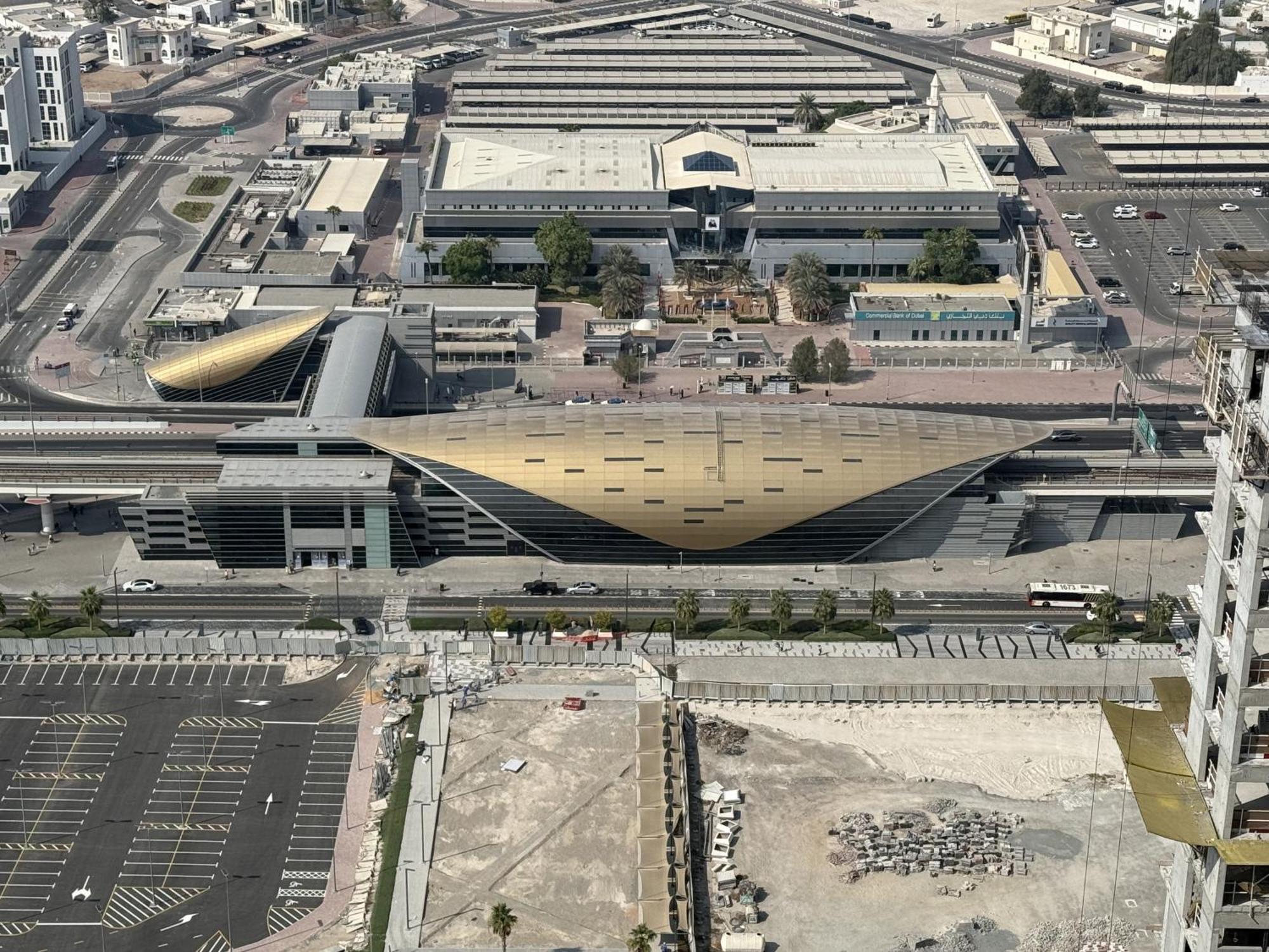 Luxury 2-bed Flat, Prime Location, Burj View & World Highest Running Track * Dubai